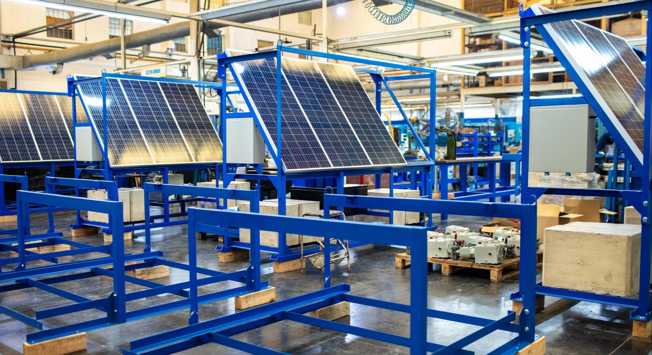 Fábrica de paneles solares. / iStock