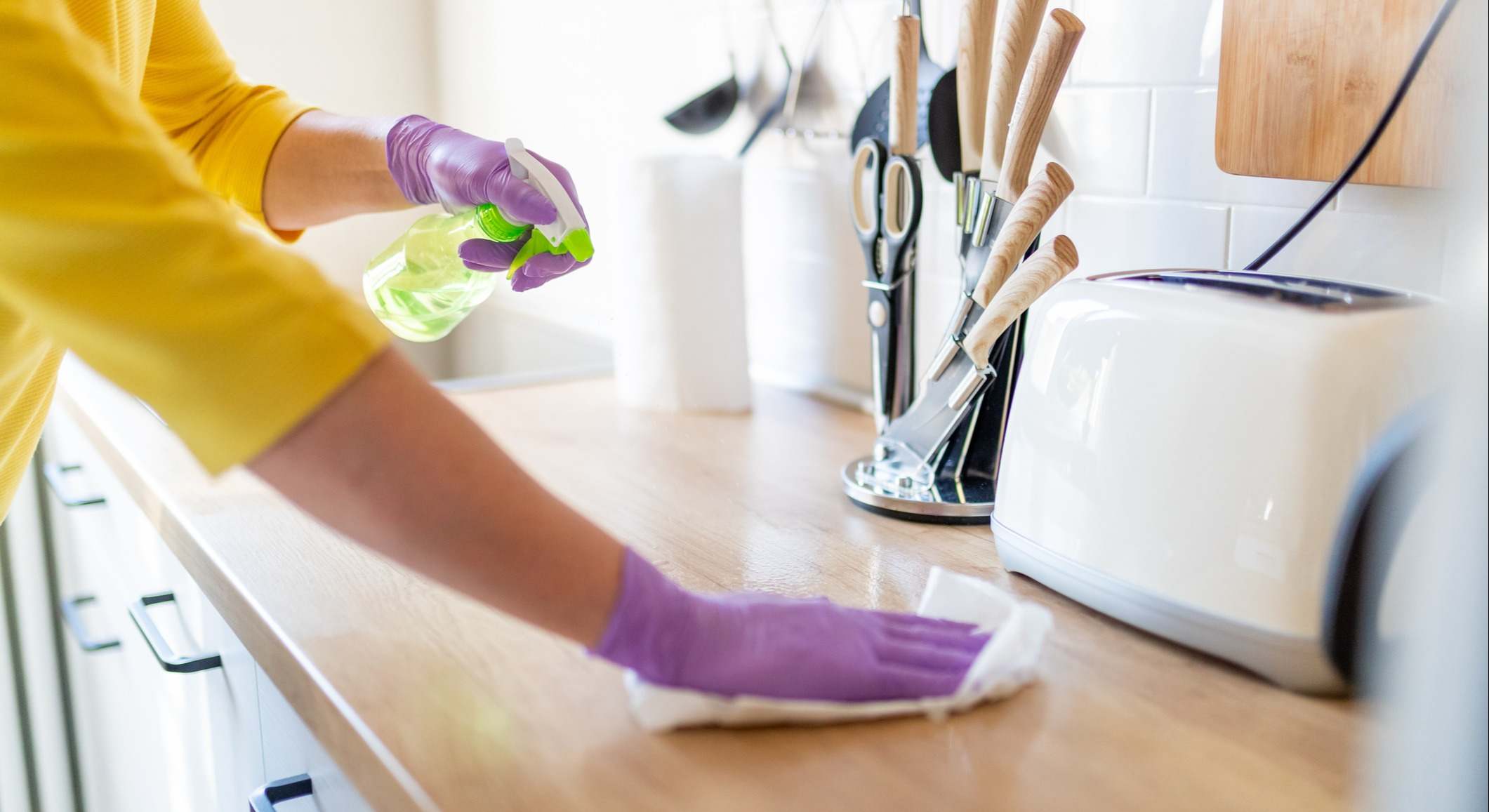 Limpieza de la encimera con productos en el hogar. / Foto: iStock