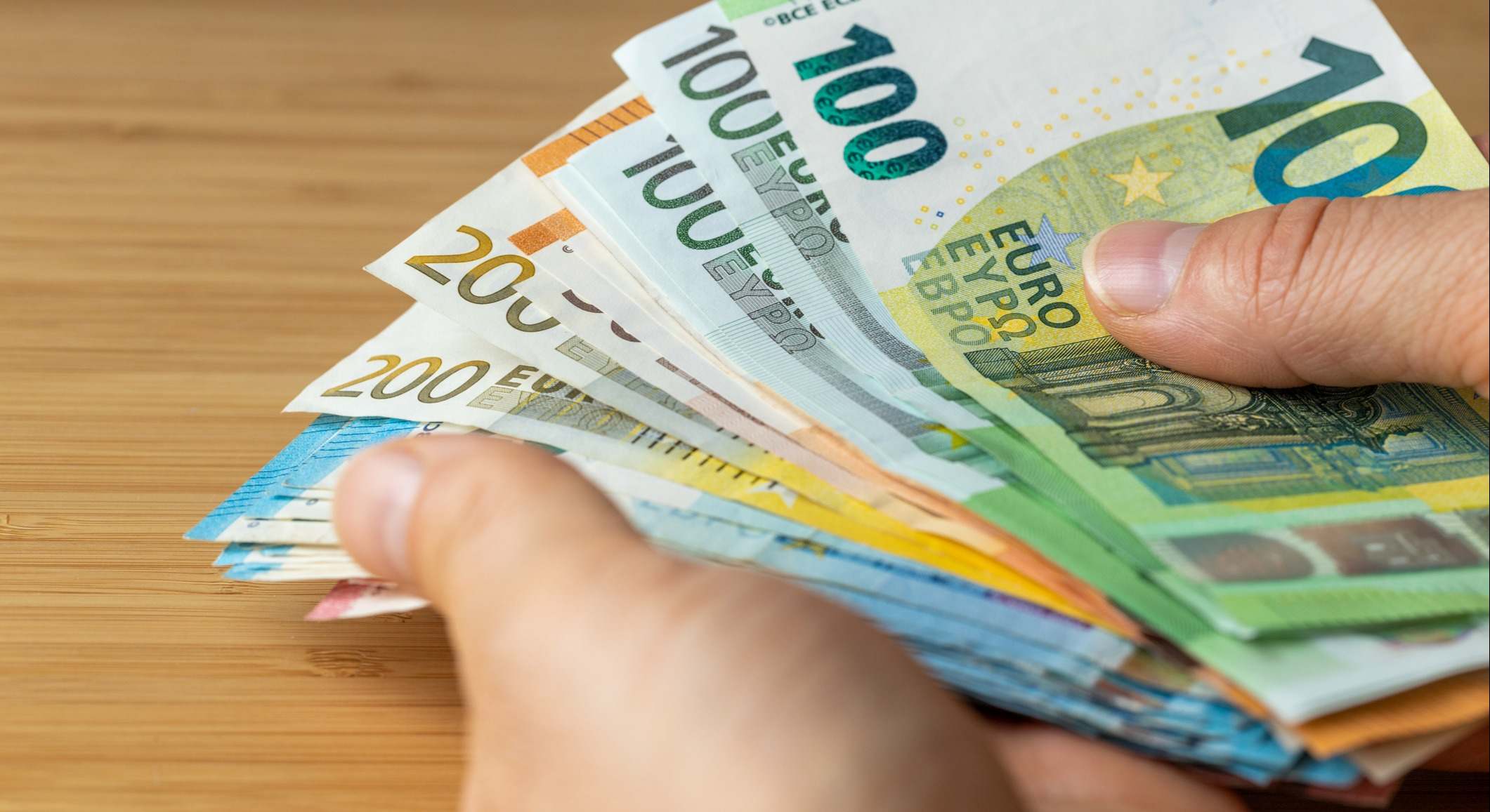 Persona contando billetes de euro