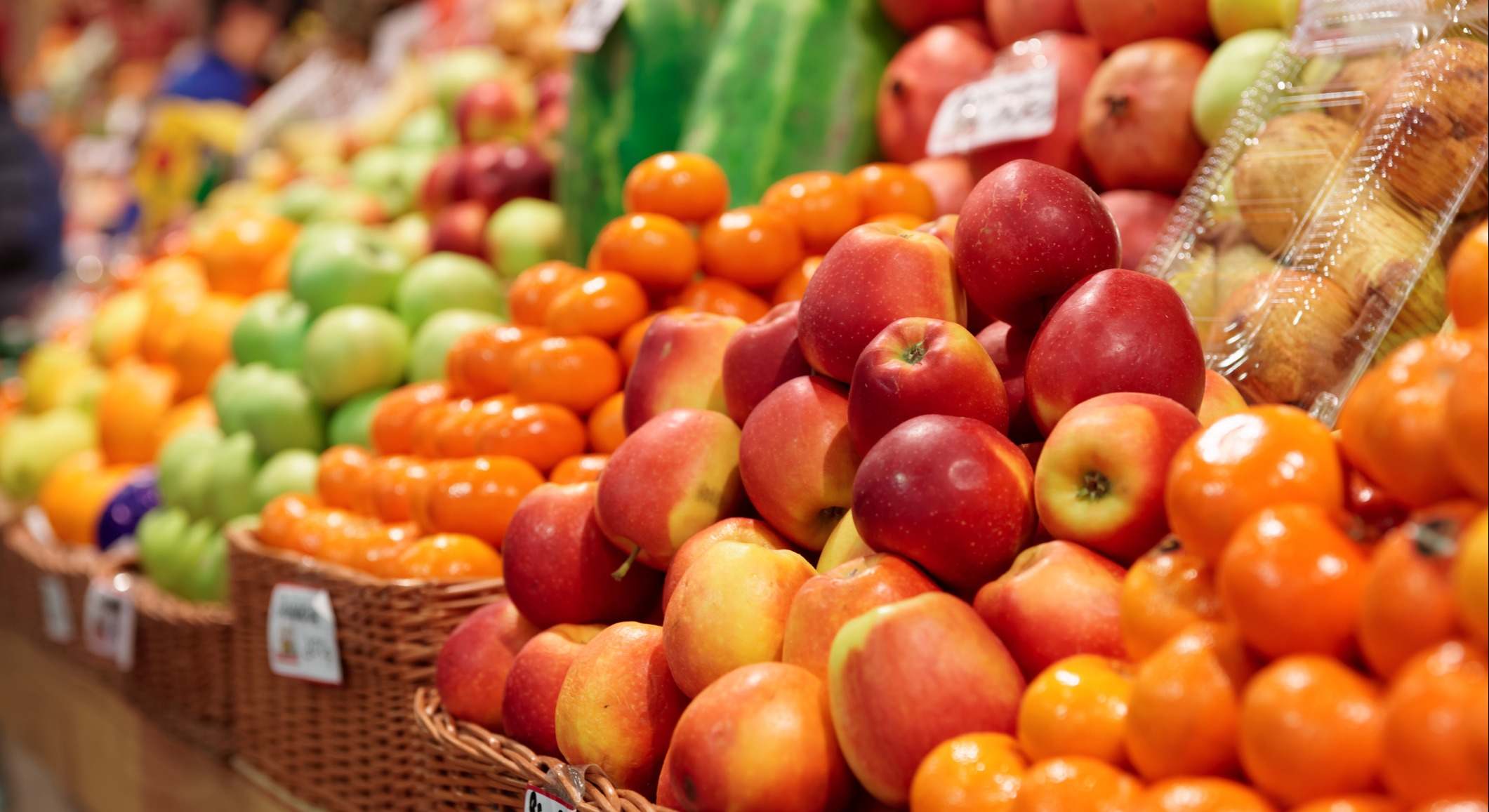 Frutas de temporada en el lineal del supermercado. / Foto: iStock