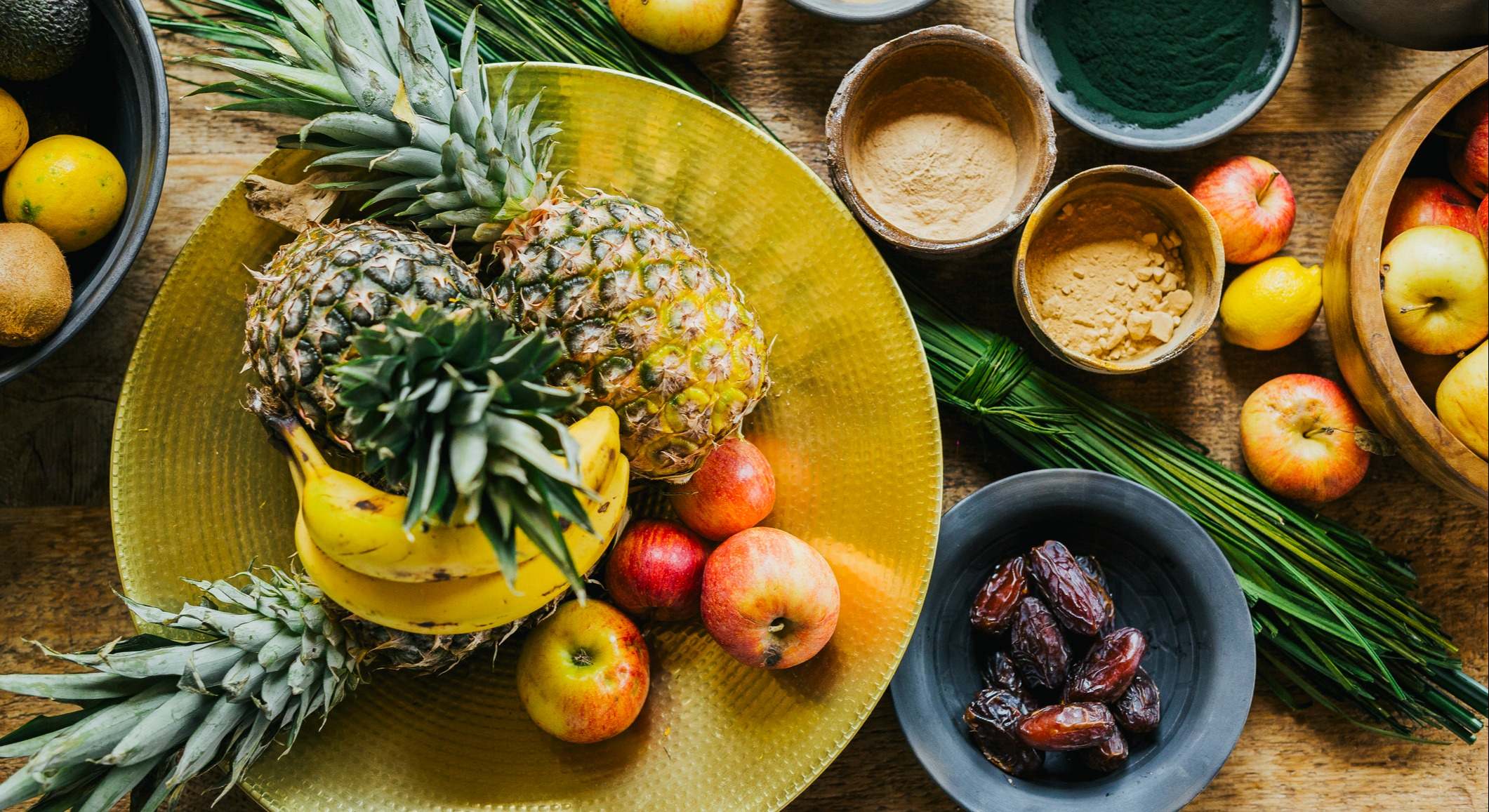 Popurrí de frutas en platos sobre una mesa