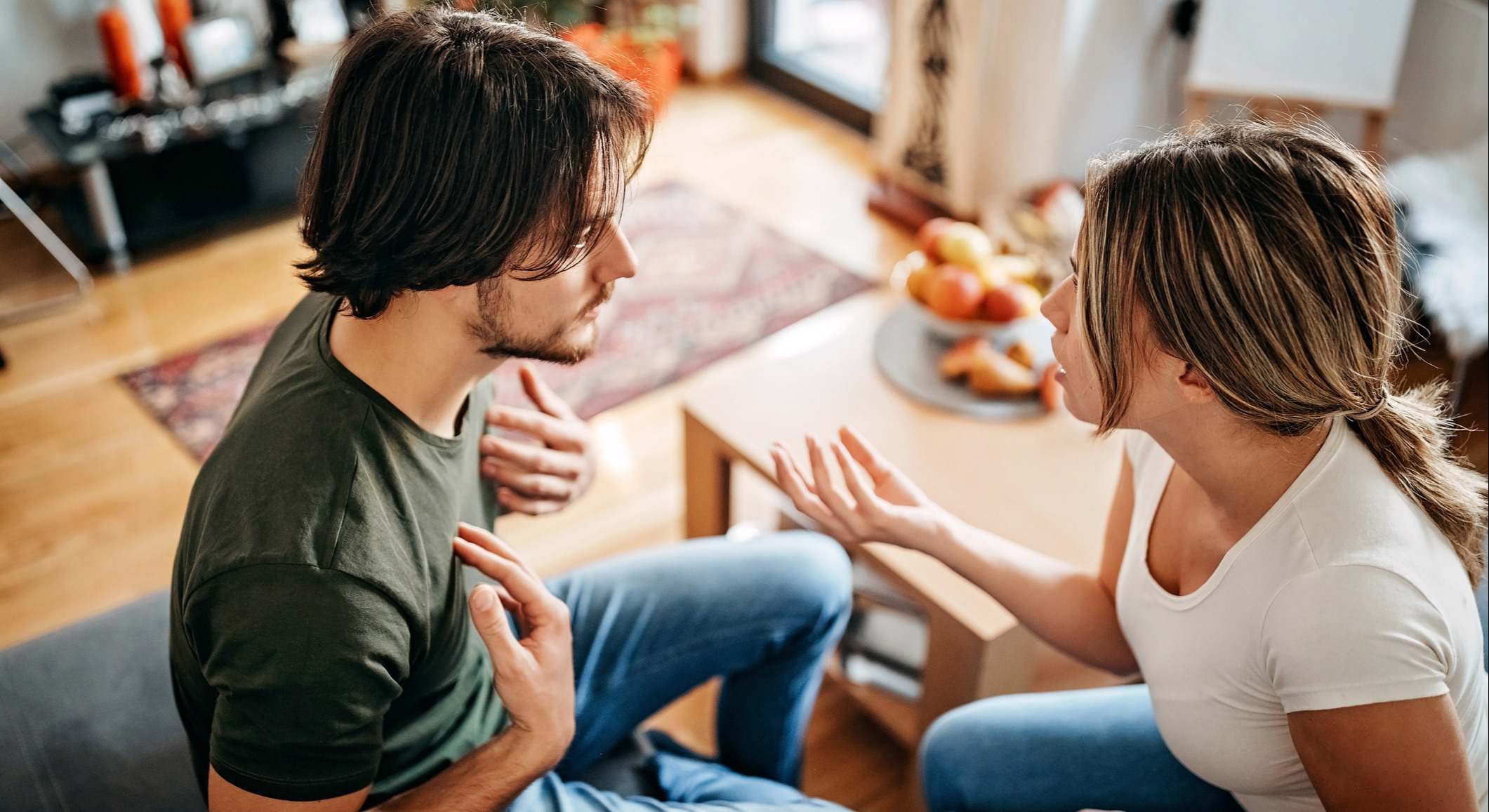 Pareja discutiendo
