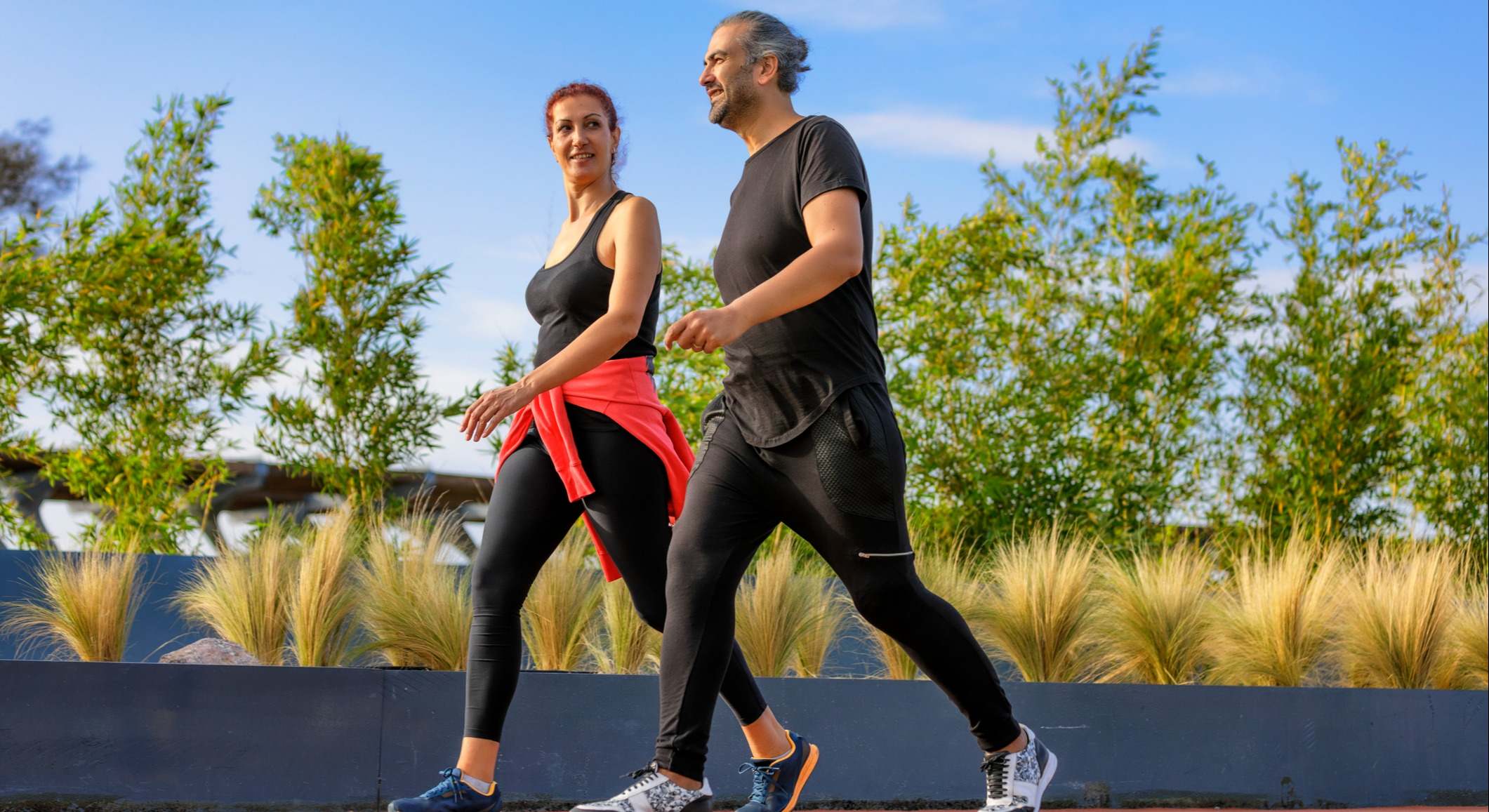 Pareja caminando en un parque