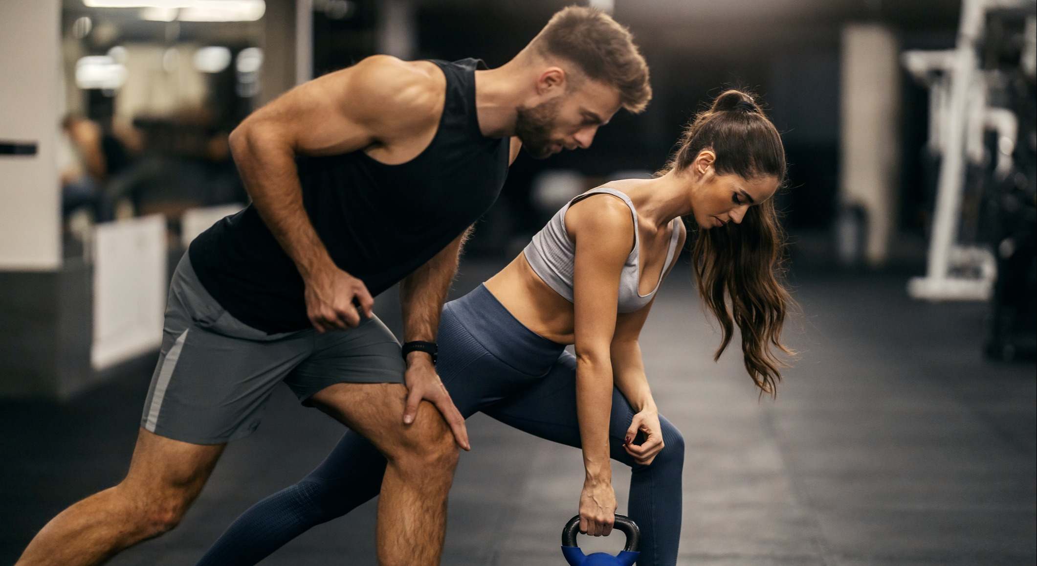 Hombre y mujer entrenando en el gimnasio
