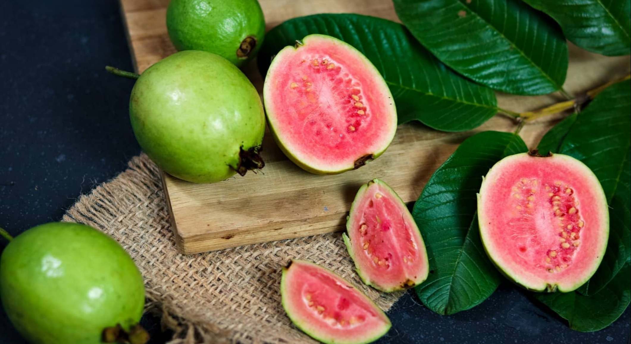 Fruta de guayaba sobre fondo negro