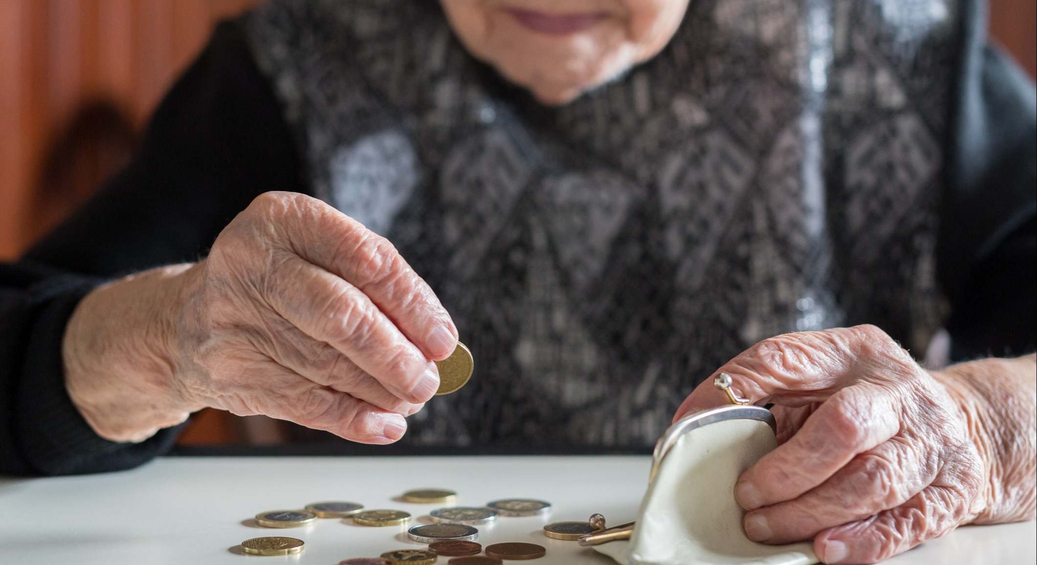 Una pensionista cuenta sus ahorros. / Foto: iStock