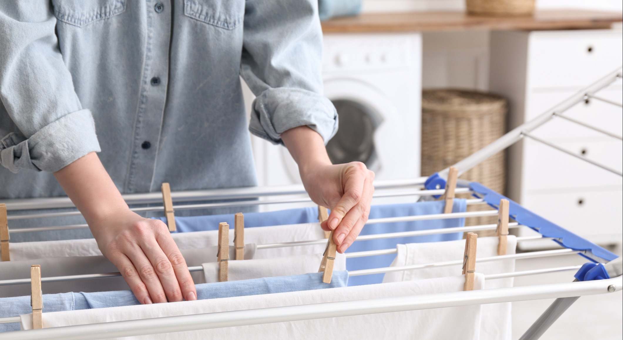 Una persona tiende la ropa en un tendedero. / Foto: iStock