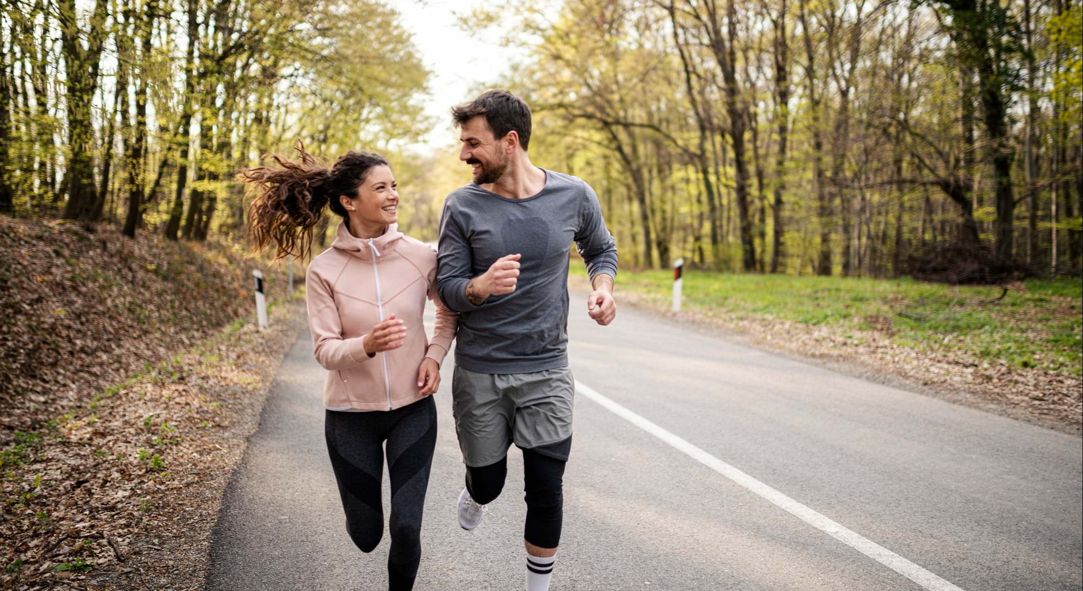 Pareja corriendo por una carretera