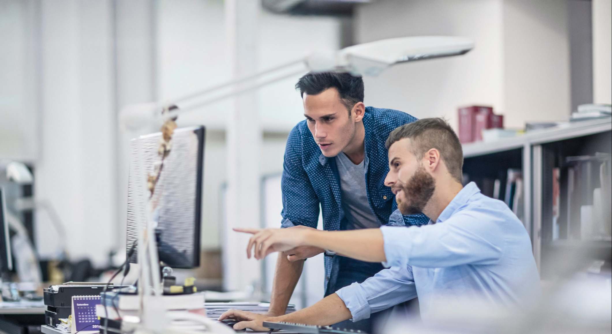 Dos trabajadores en la oficina. / Foto: iStock