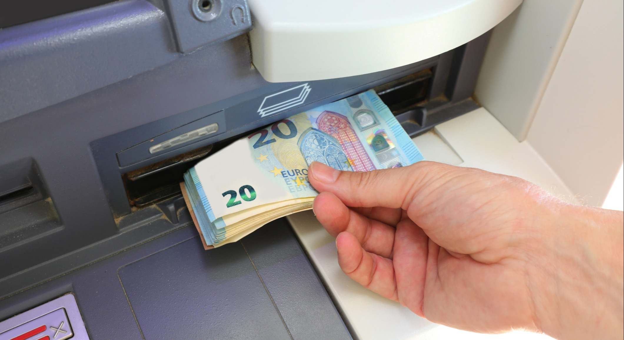 Retirada de efectivo en un cajero automático. / Foto: iStock