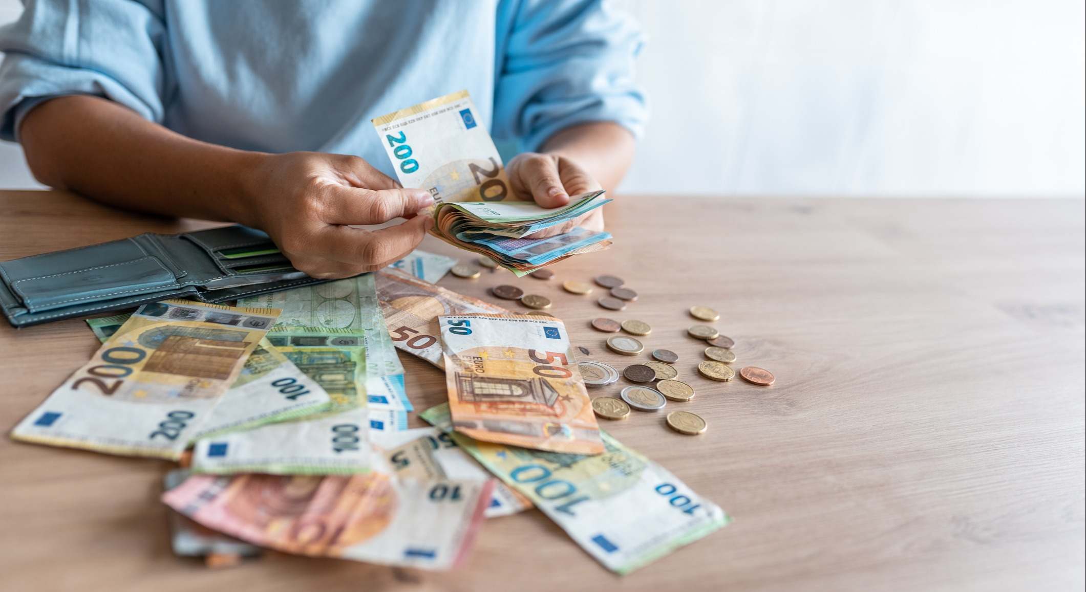 Persona contando dinero