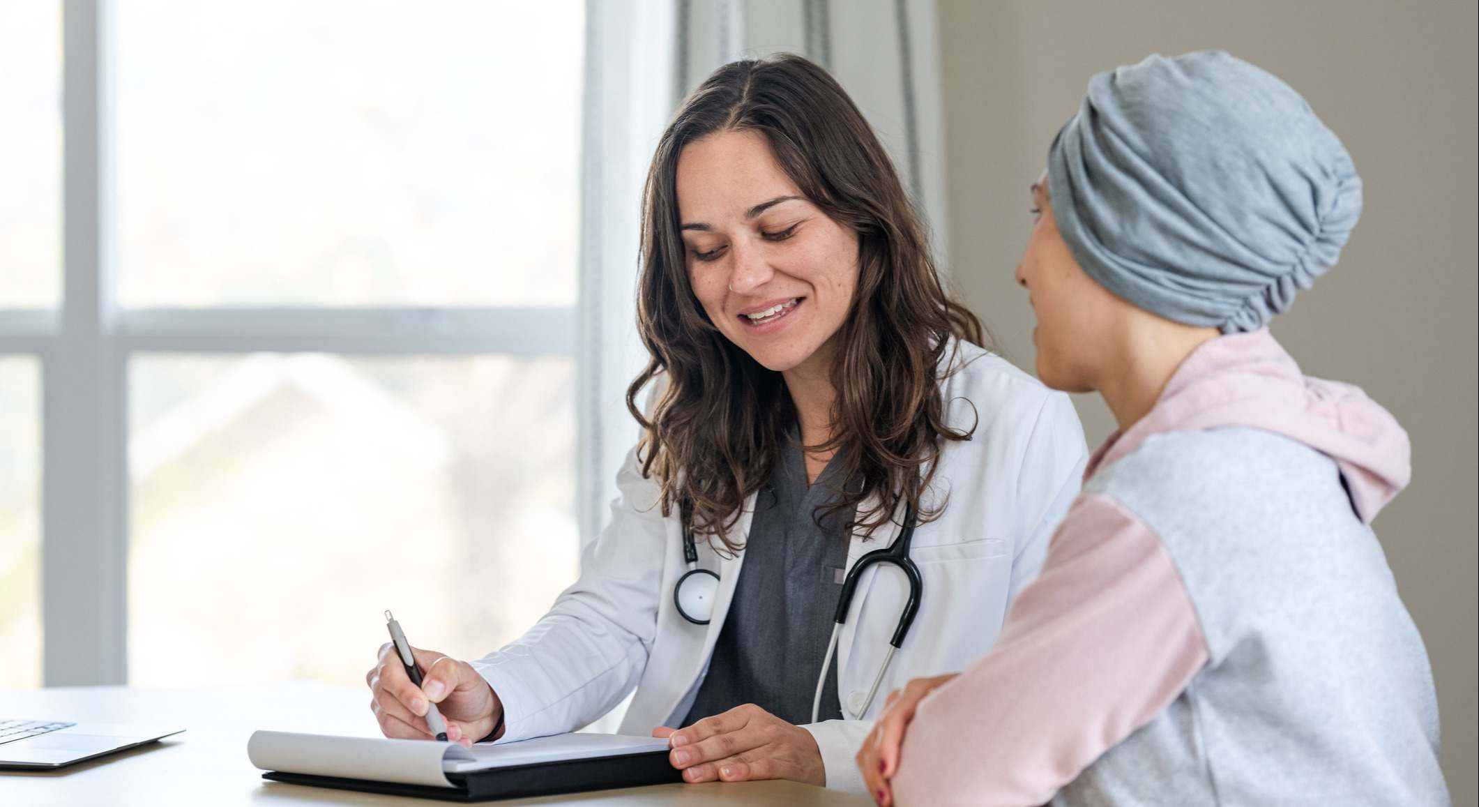 Médico que consulta a una paciente con cáncer