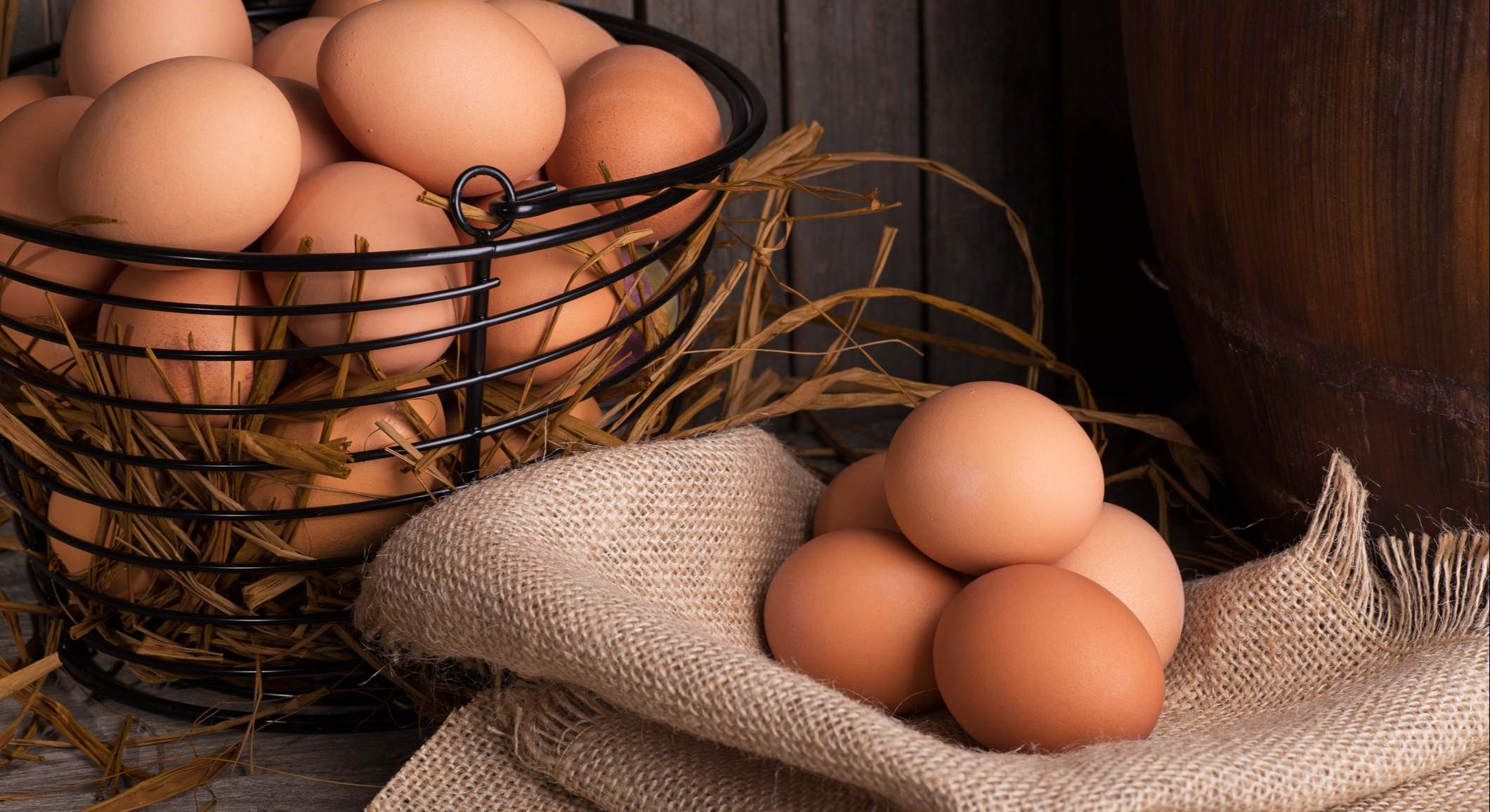 Cesta de huevos sobre un fondo de madera