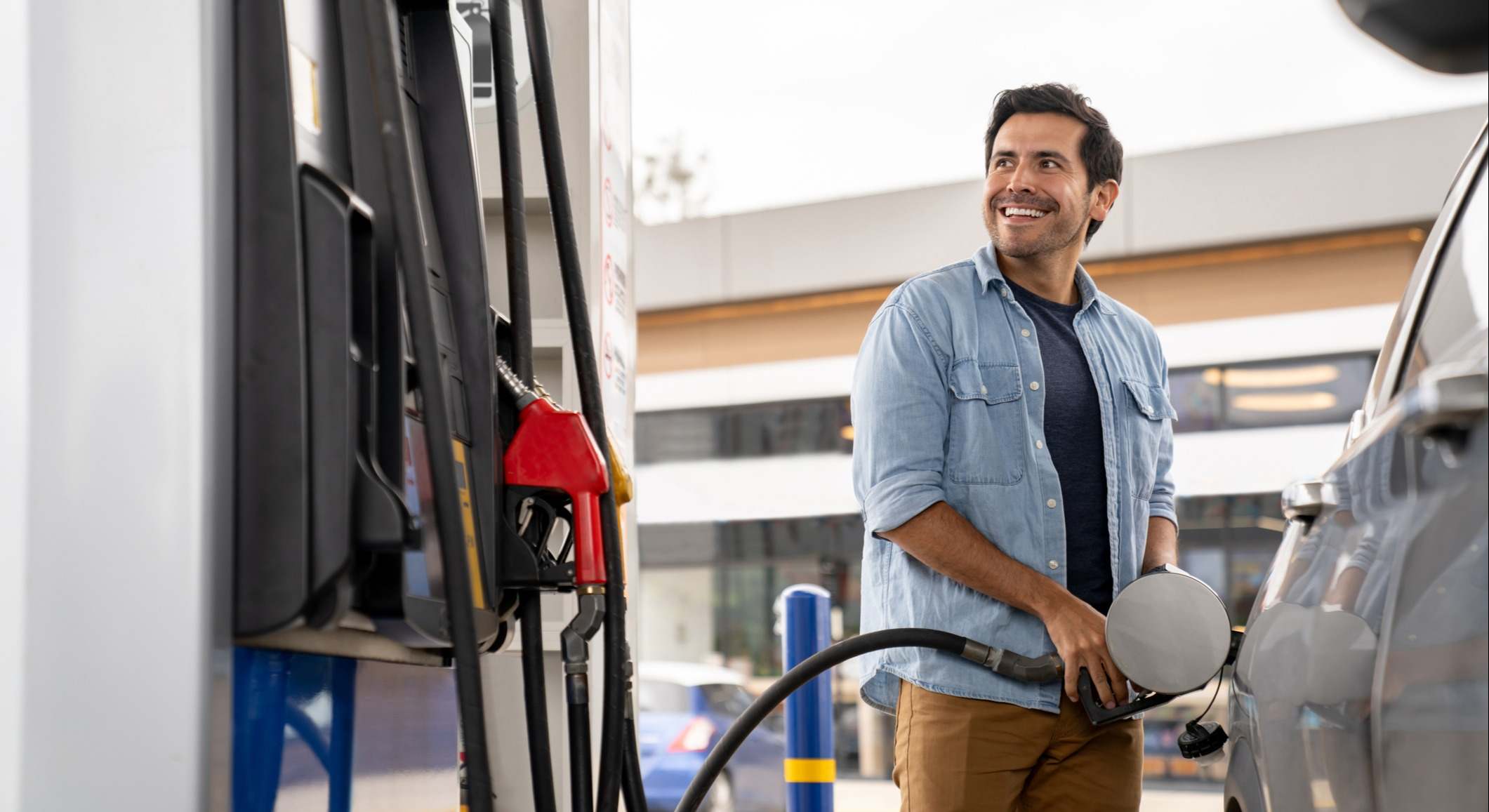 Repostando gasolina en una gasolinera