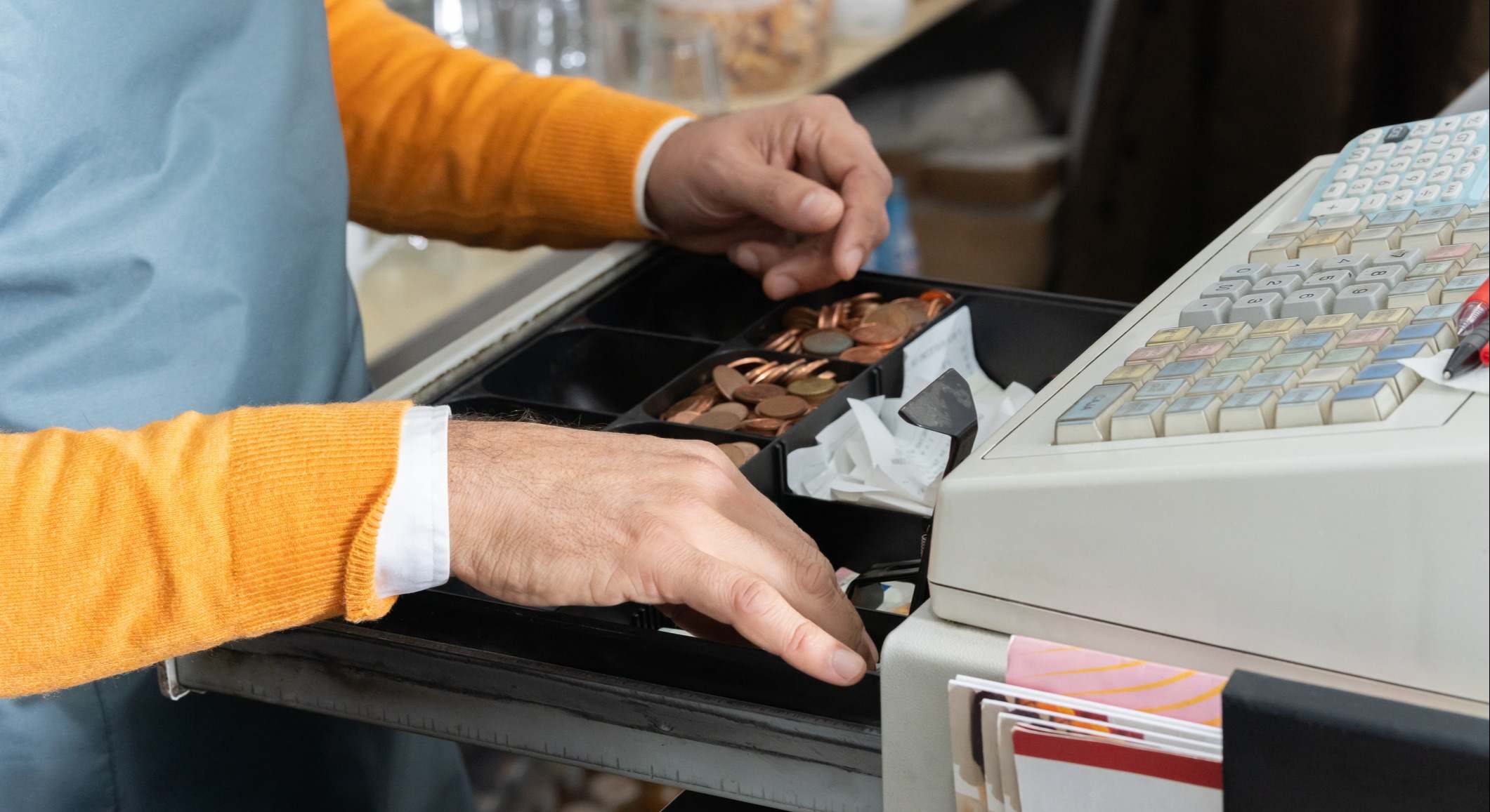 Caja registradora y dinero en efectivo. / Foto: iStock