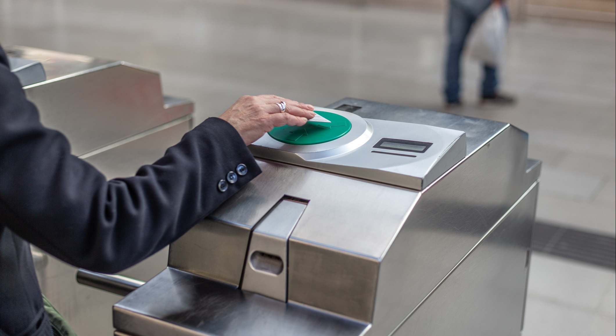 Una mujer pasa su billete en los tornos del transporte público de Madrid. / Foto: iStock
