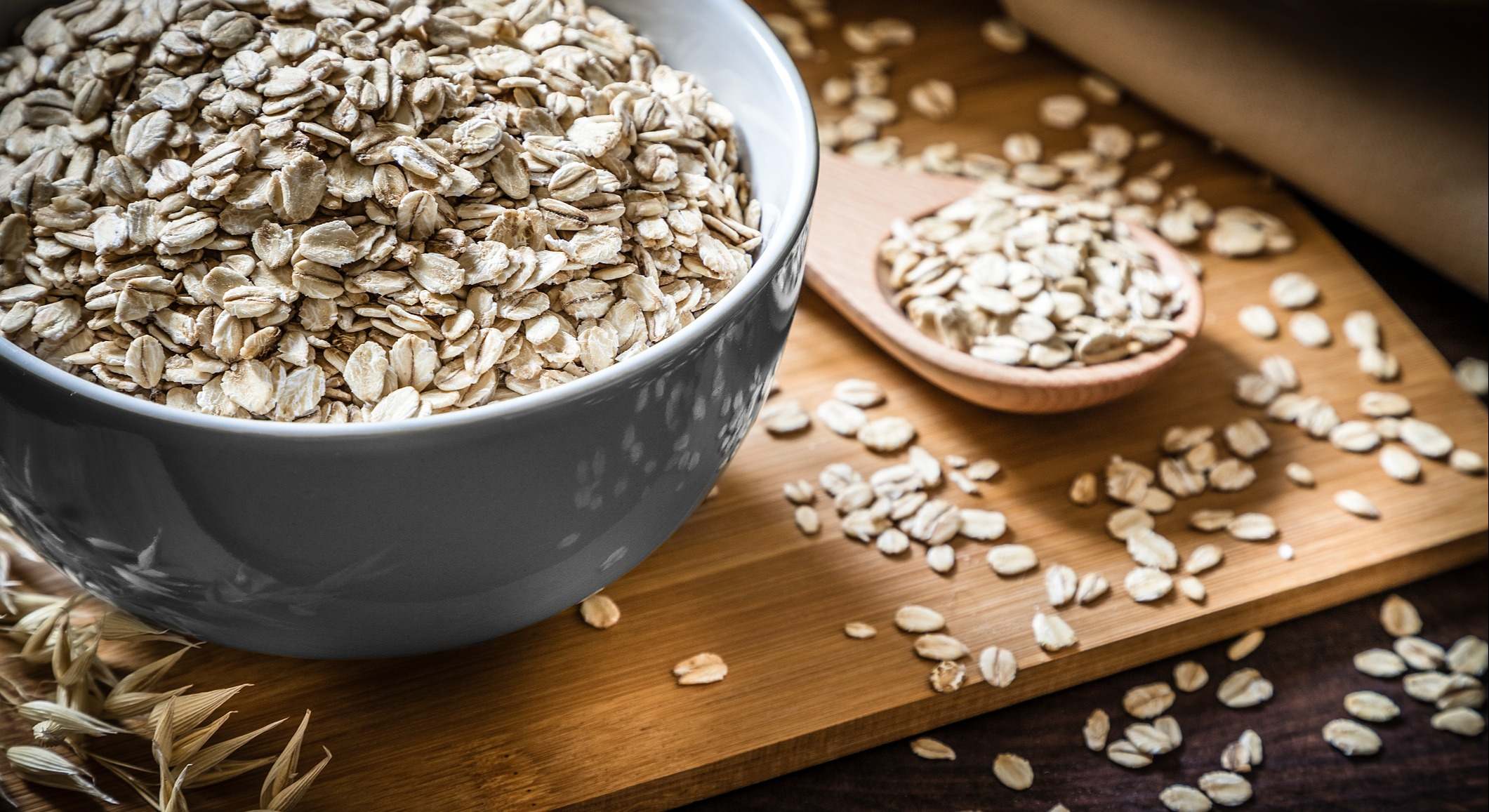Bol de avena sobre una tabla de madera