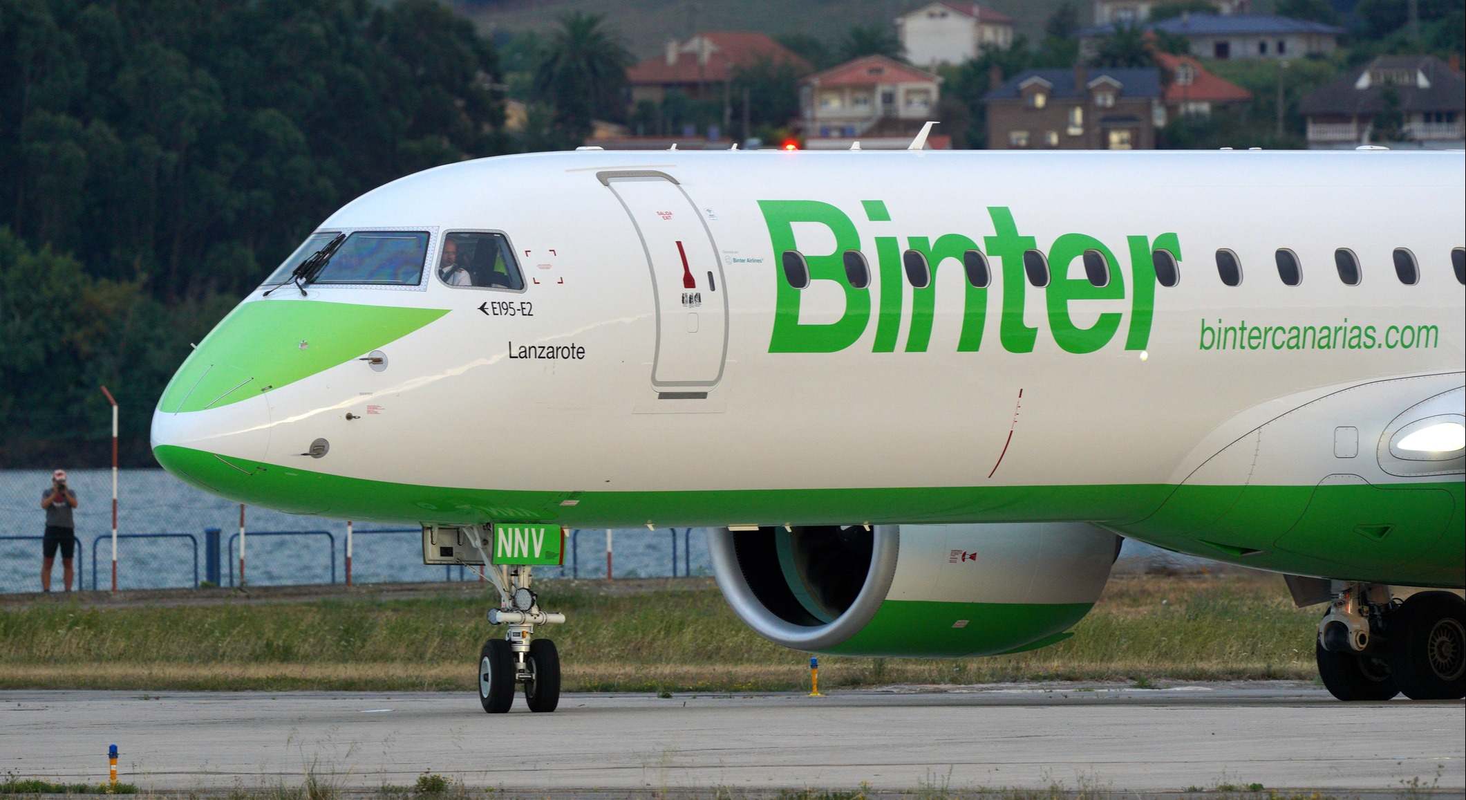 Avión de Binter Canarias sobre la pista de aterrizaje de un aeropuerto