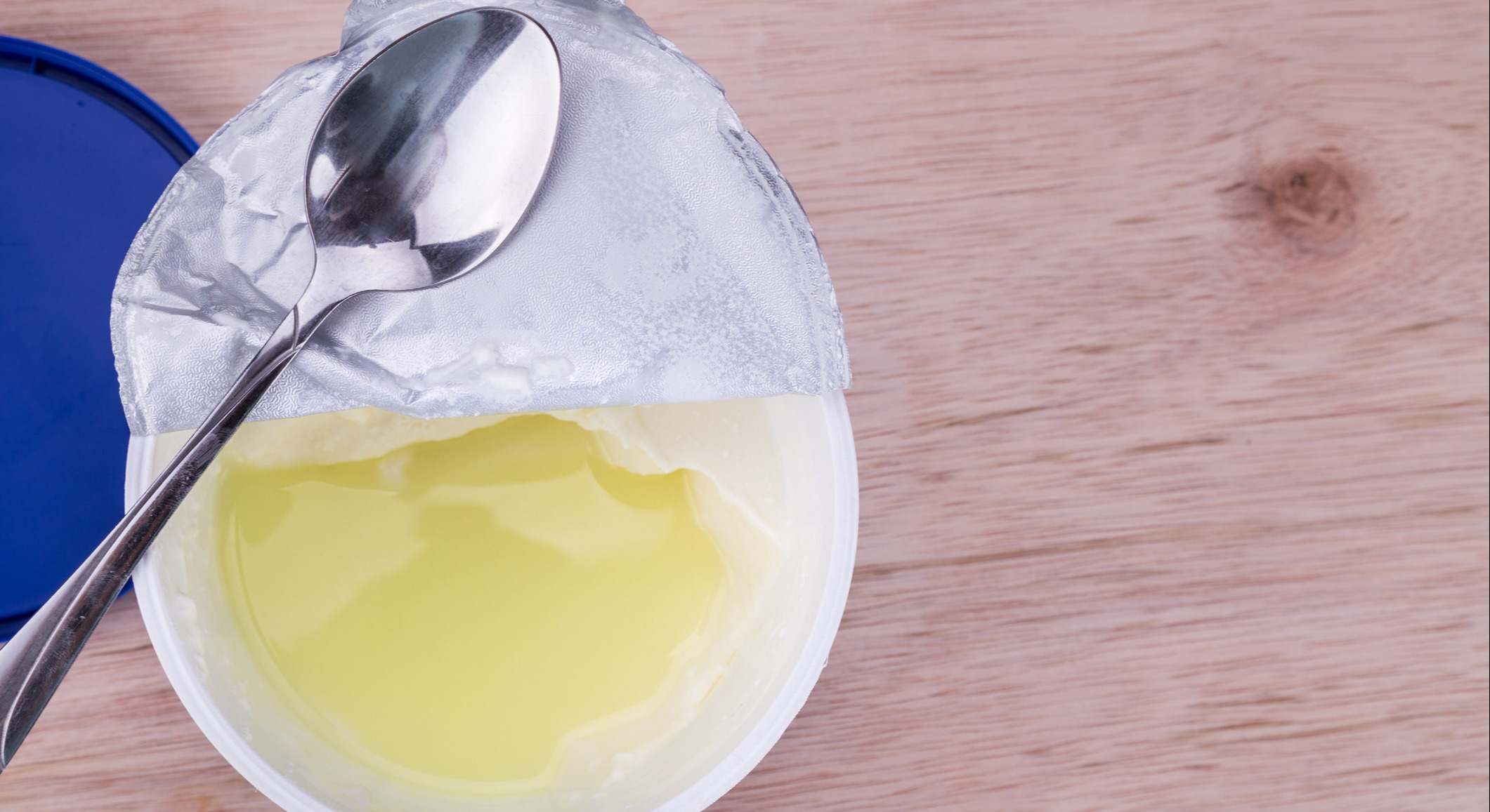 Capa de proteína de suero formado encima de yogur envasado