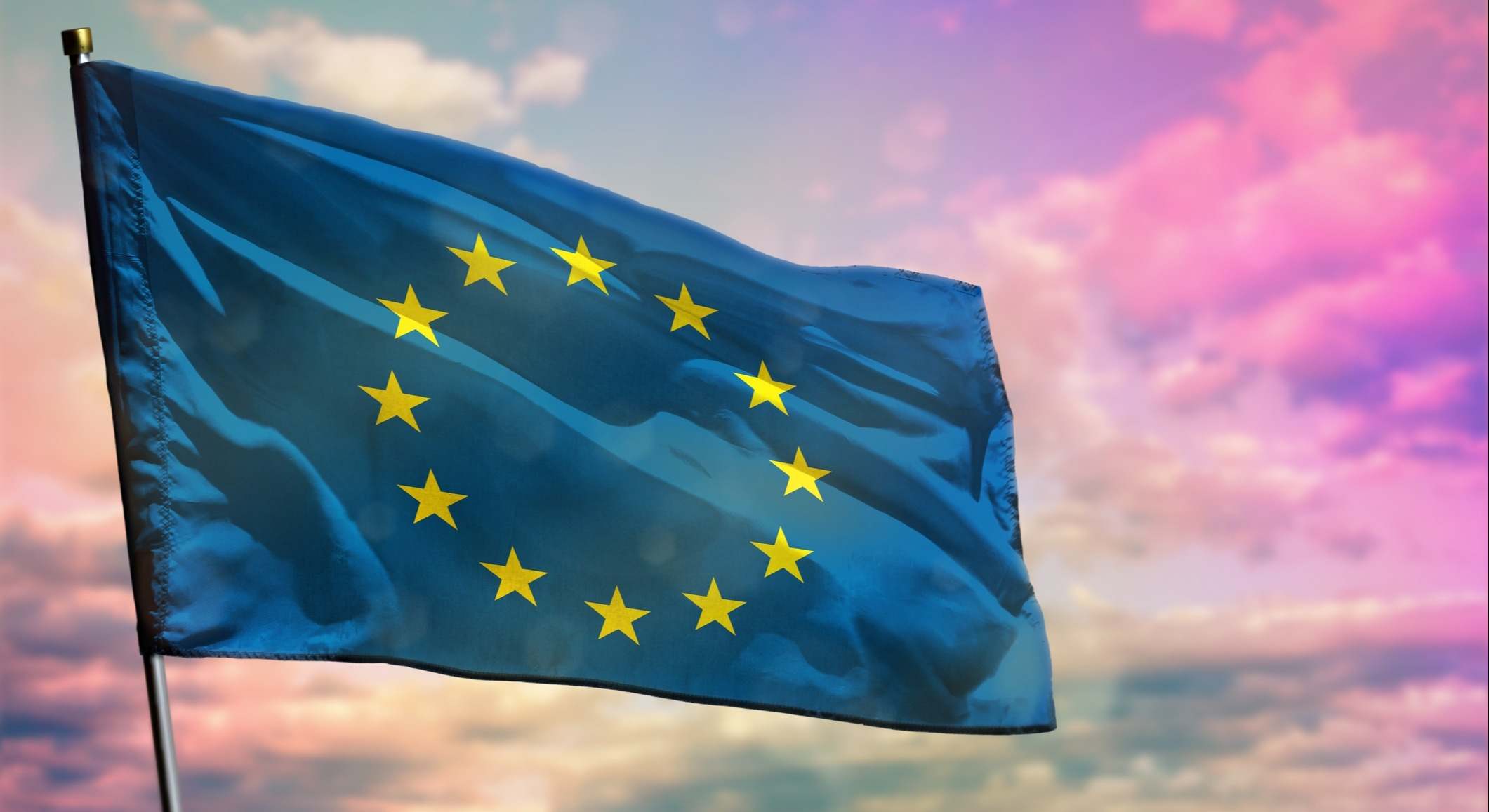 Bandera de Europa delante de un atardecer