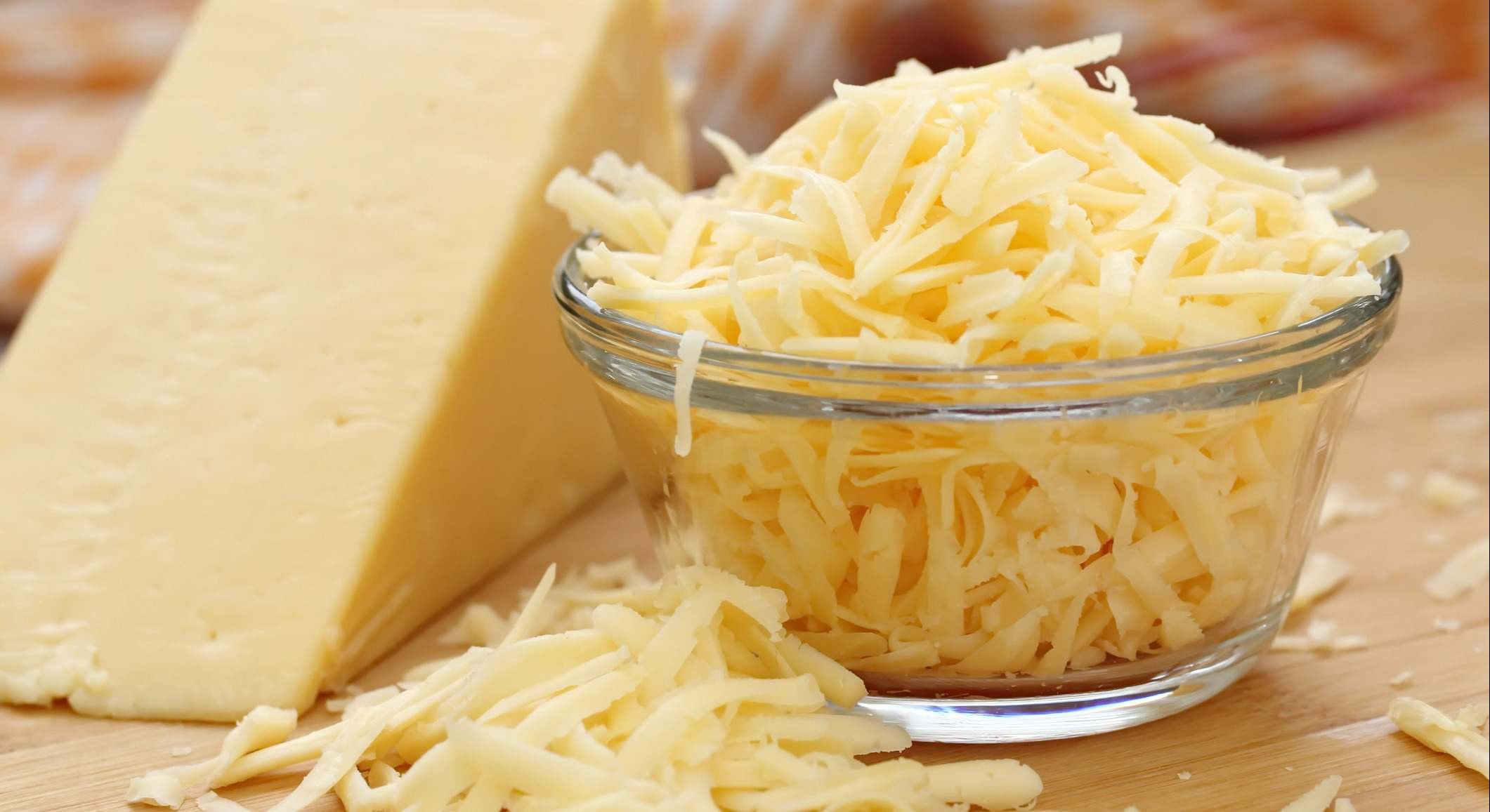 Queso rallado en un vaso tazón de fuente