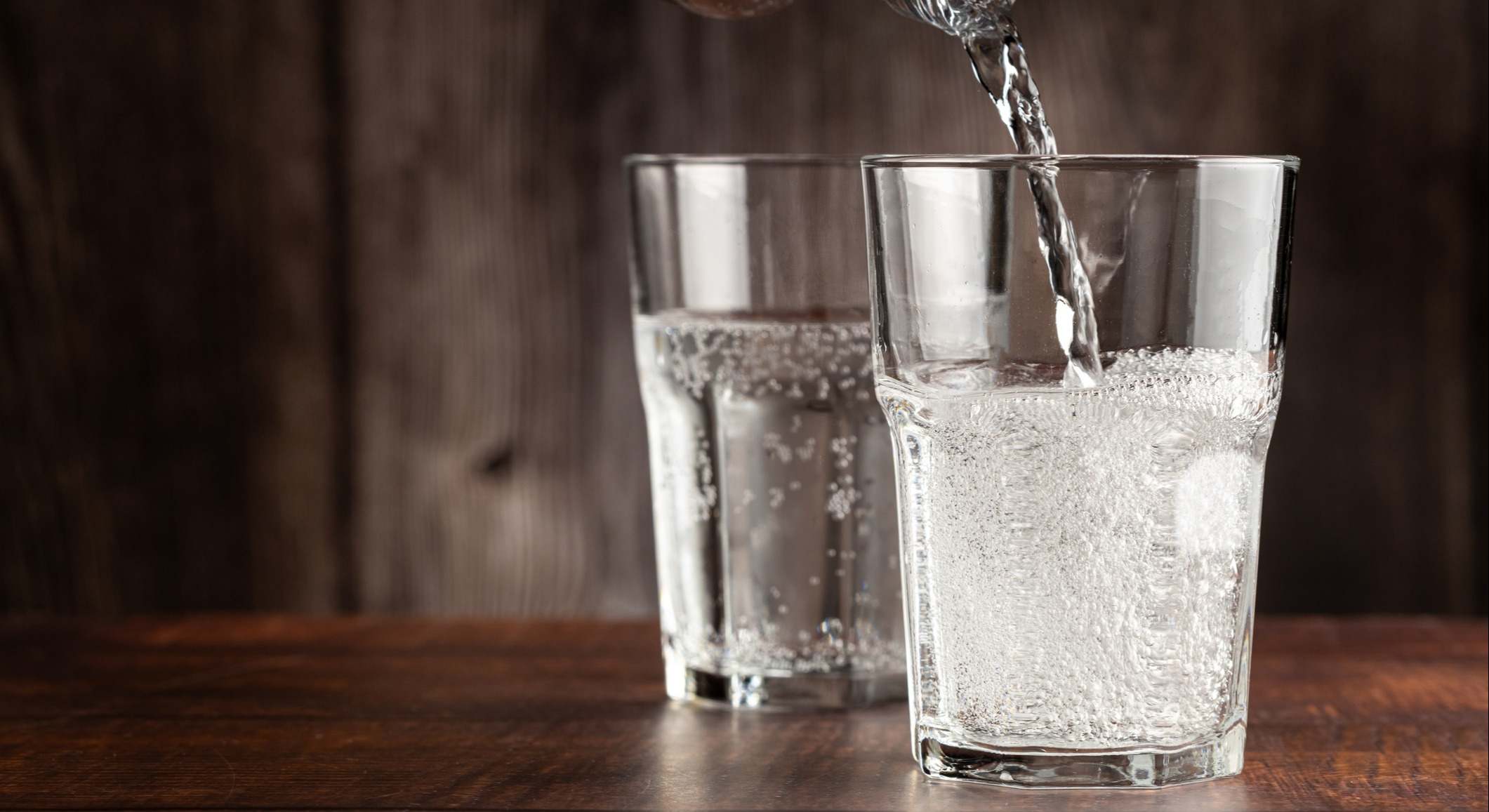 Vaso de agua fría con gas