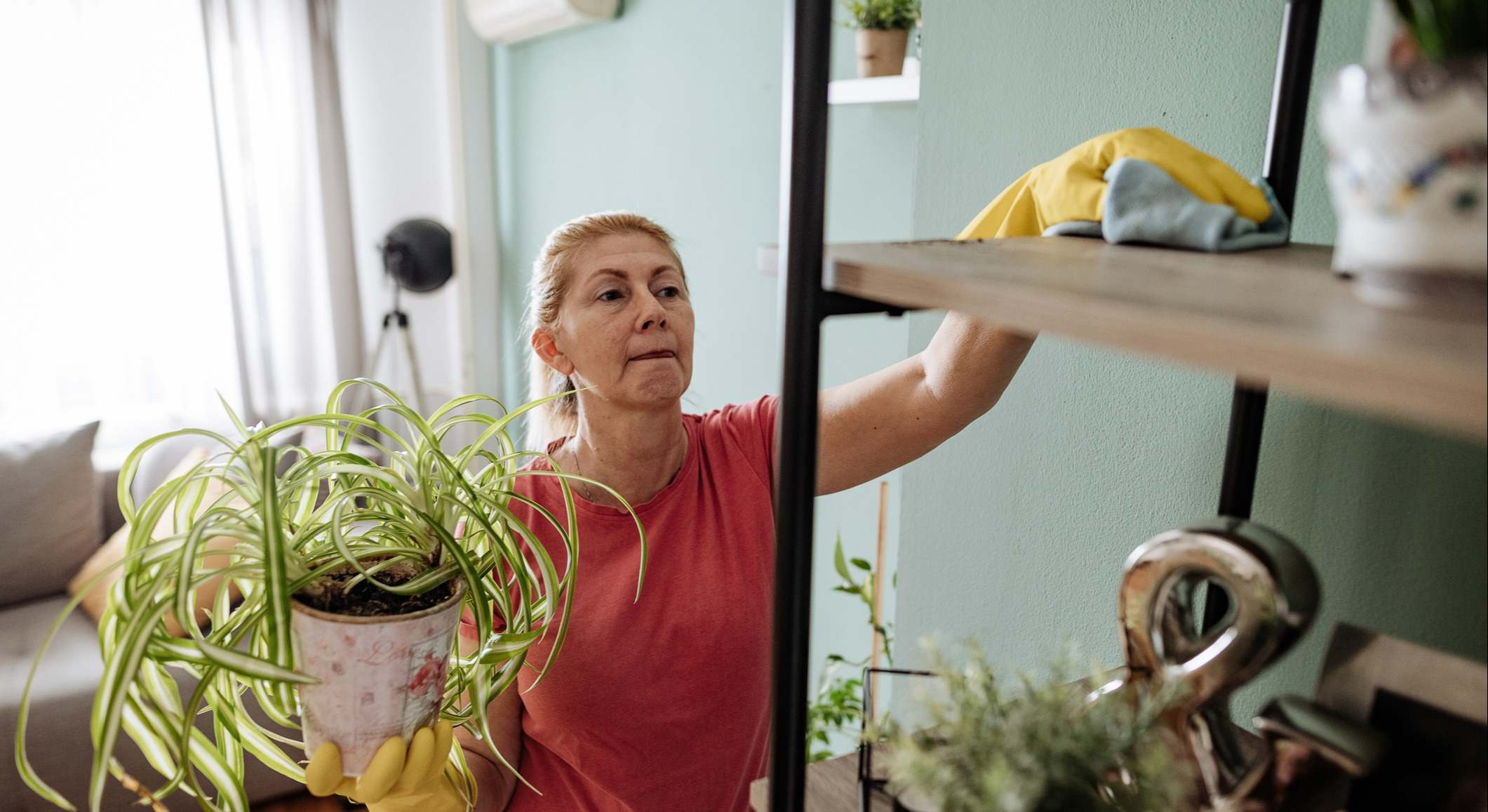 Unas empleada de hogar limpia la casa. / Foto: iStock