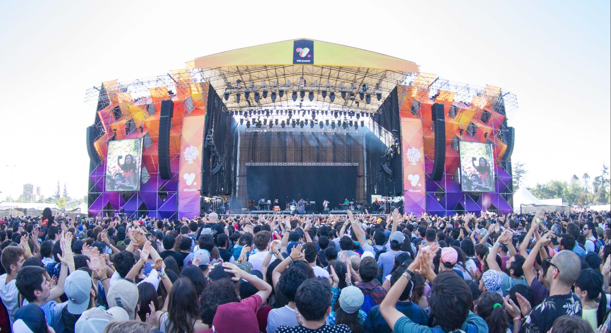 Escenario central en un festival de música. Foto: iStock