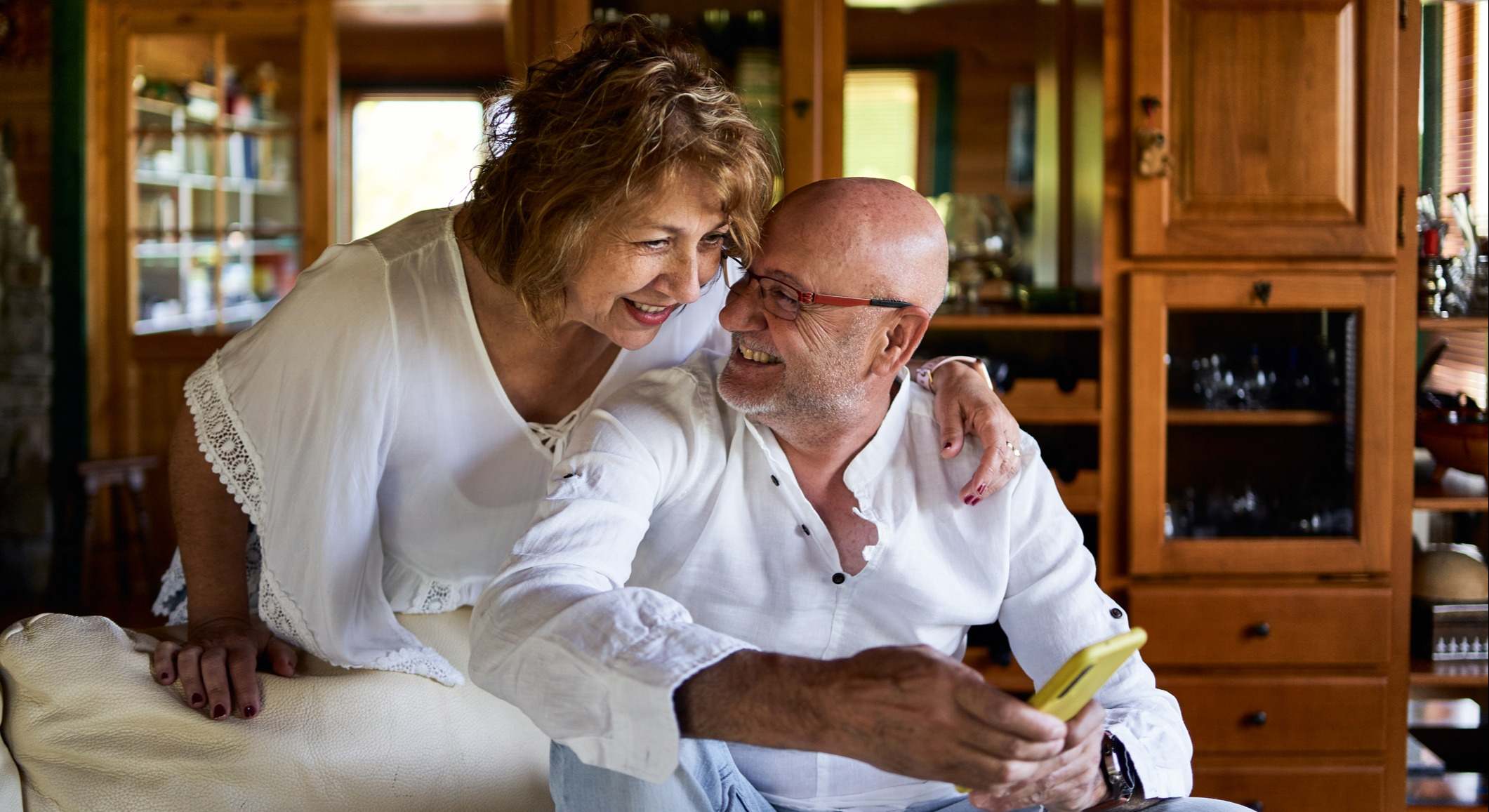 Dos personas de más de 60 años