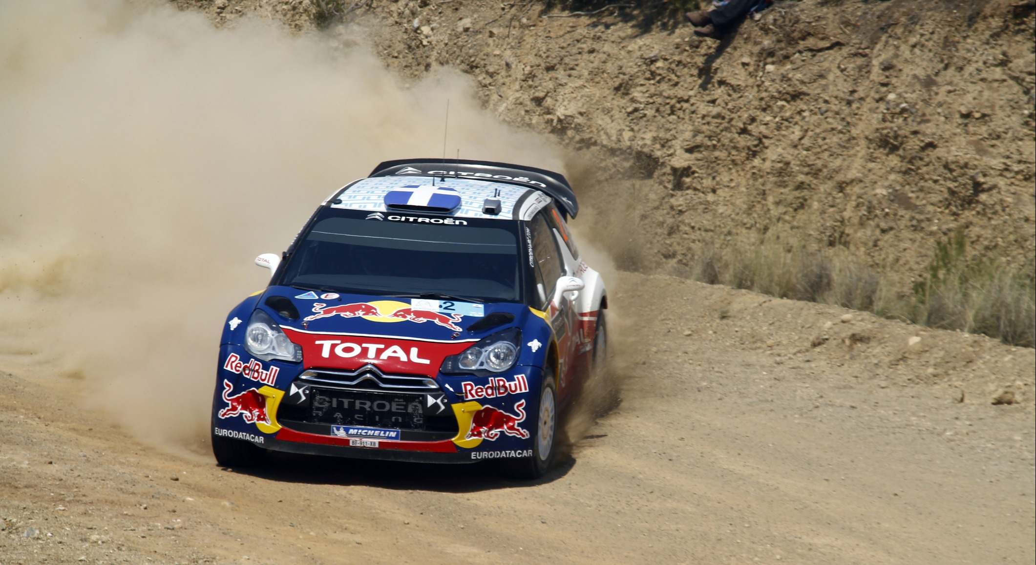 Un coche en una prueba de rally