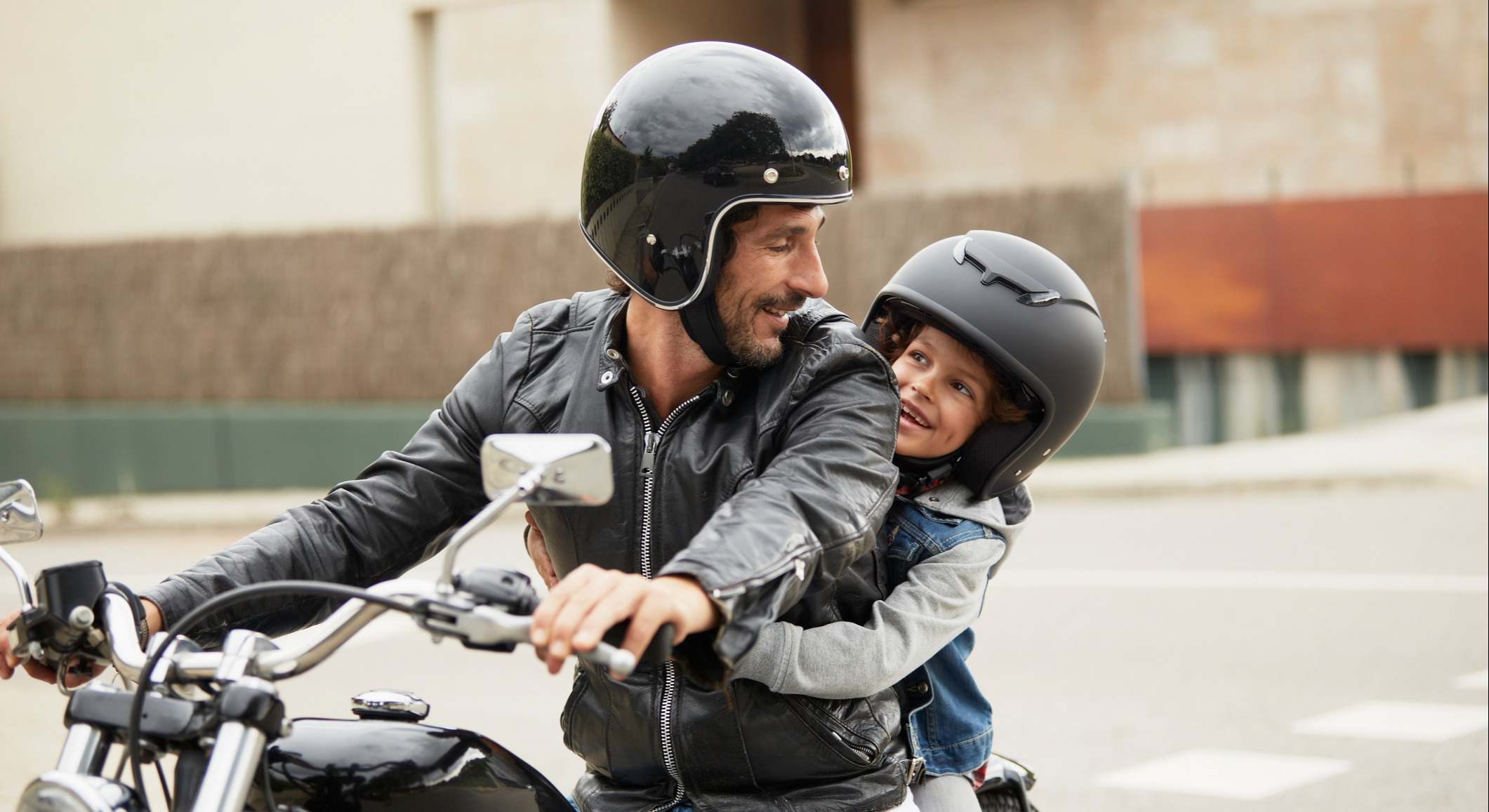 Llevar a tu hijo en moto