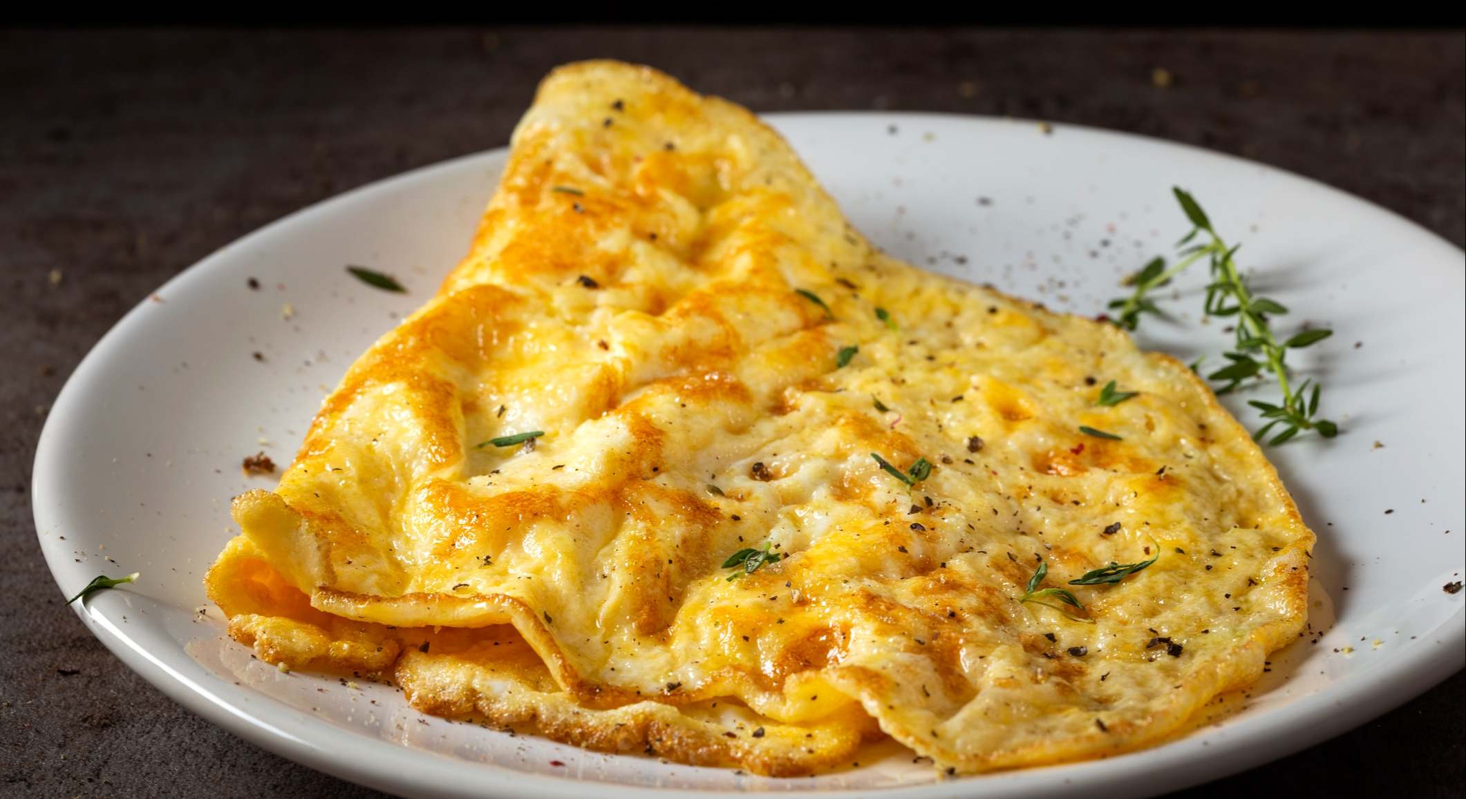Tortilla francesa con hierbas sobre un plato