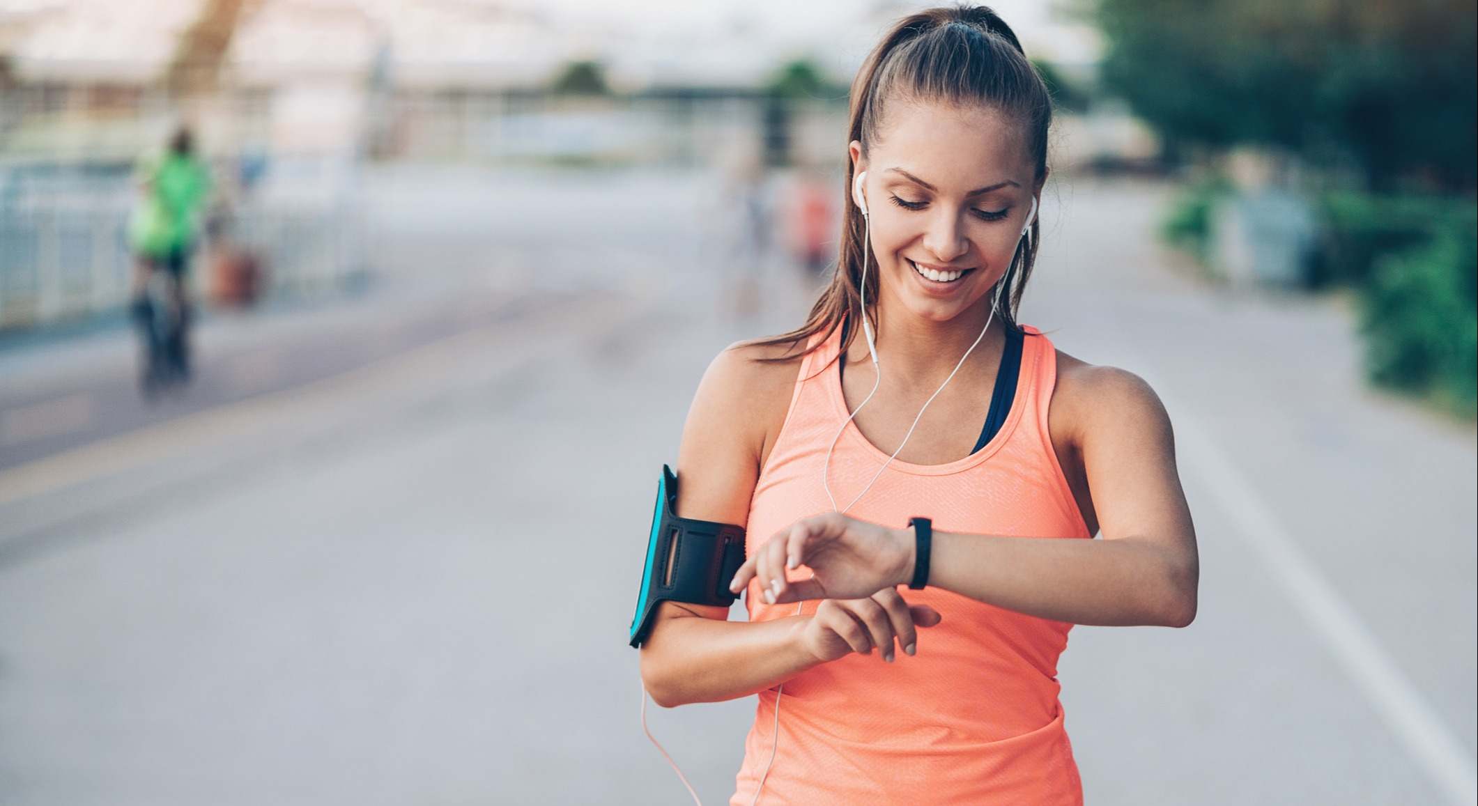 Mujer haciendo deporte mientras mira su reloj