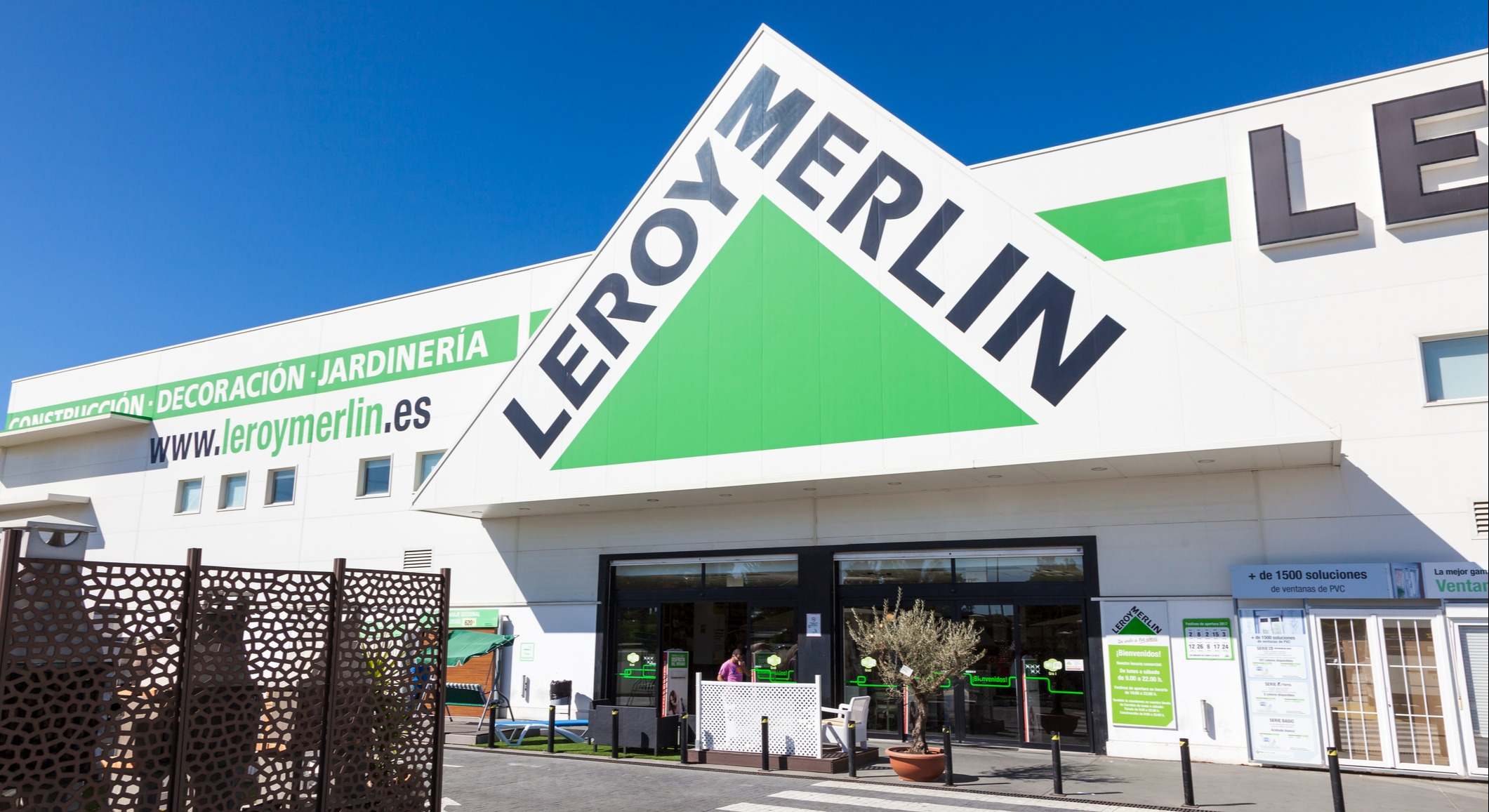 Entrada de una tienda de Leroy Merlin