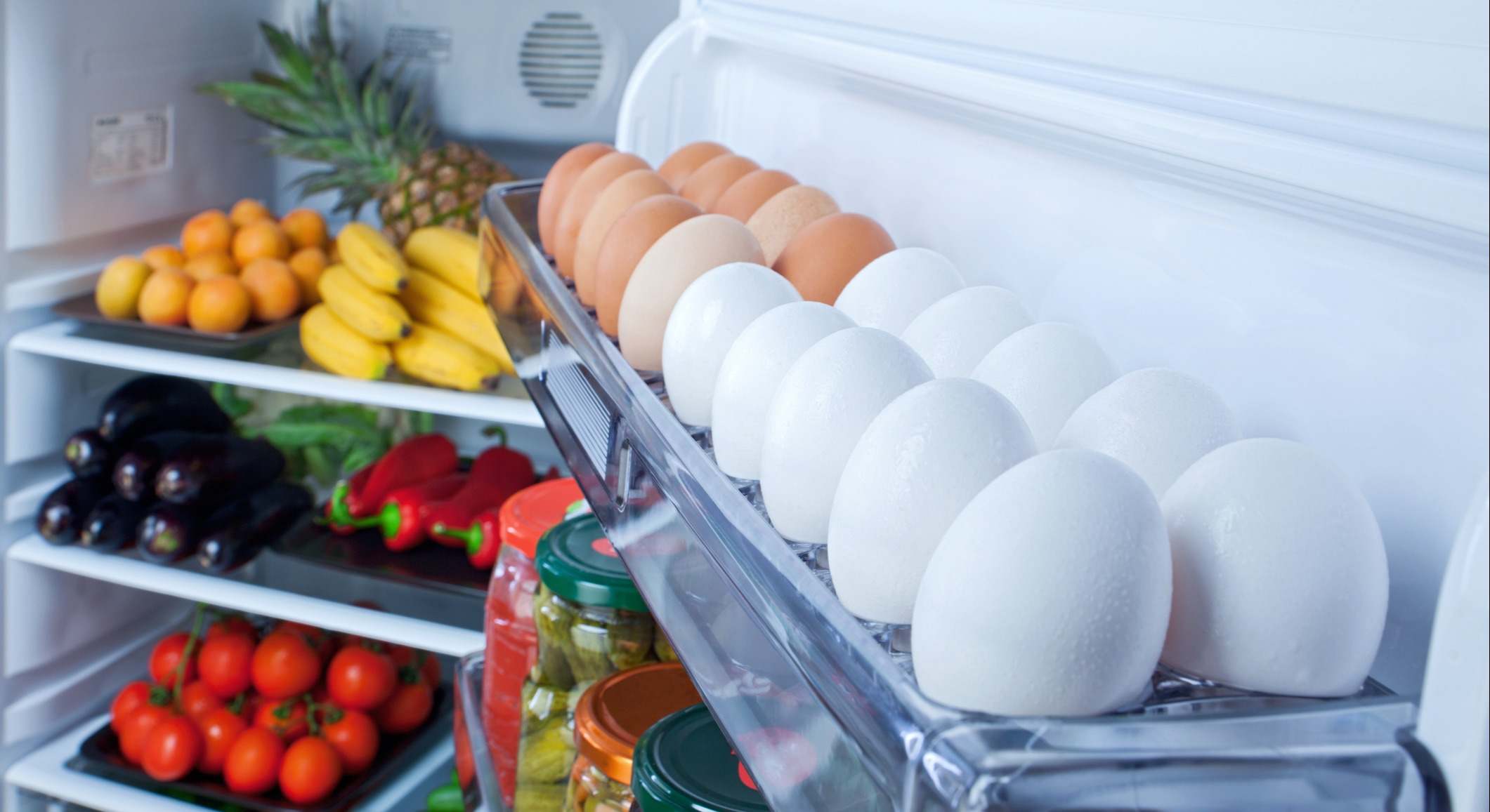 Huevos conservados en una nevera