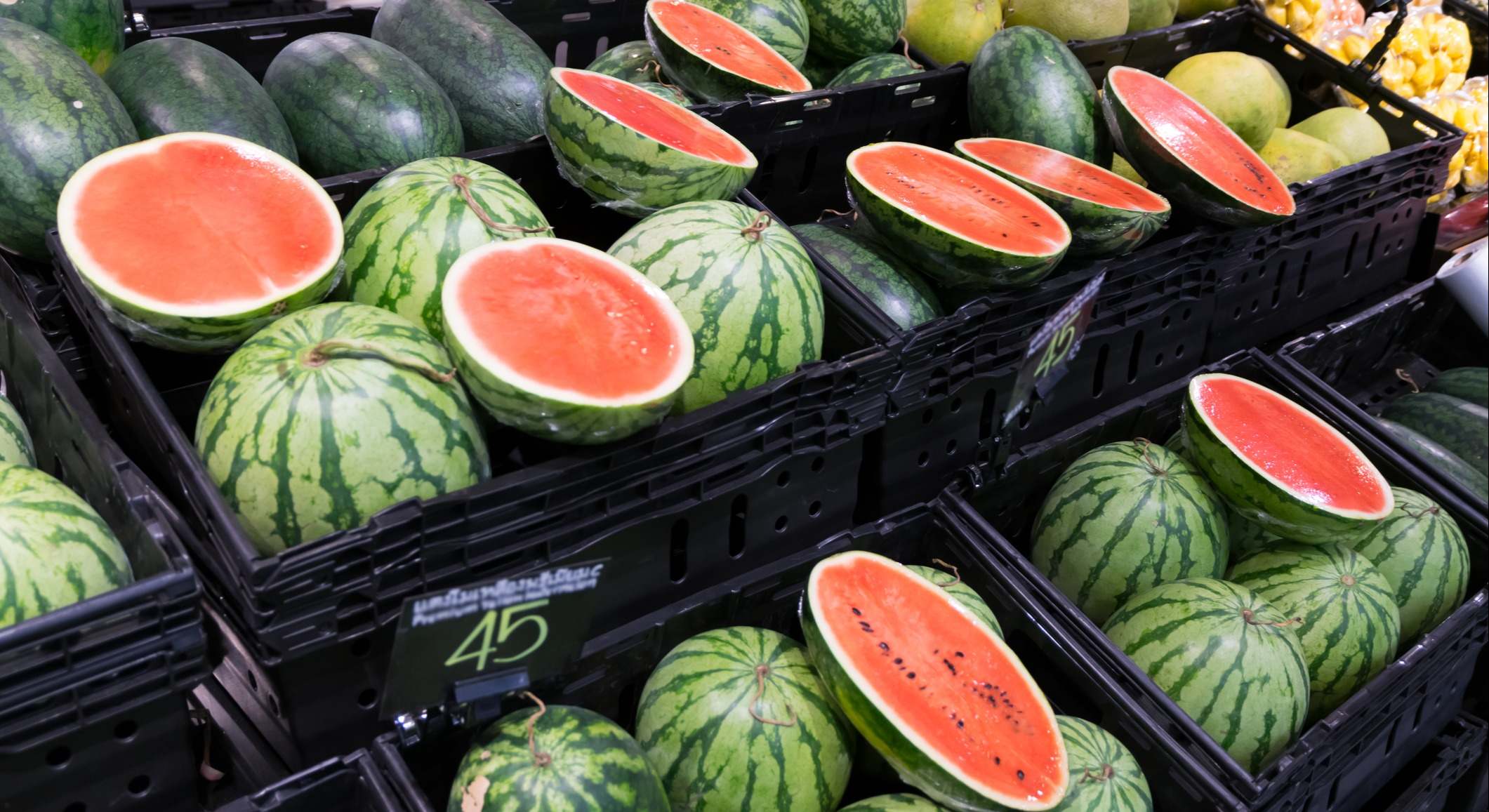 Sandías expuestas en el supermercado. / Foto: iStock