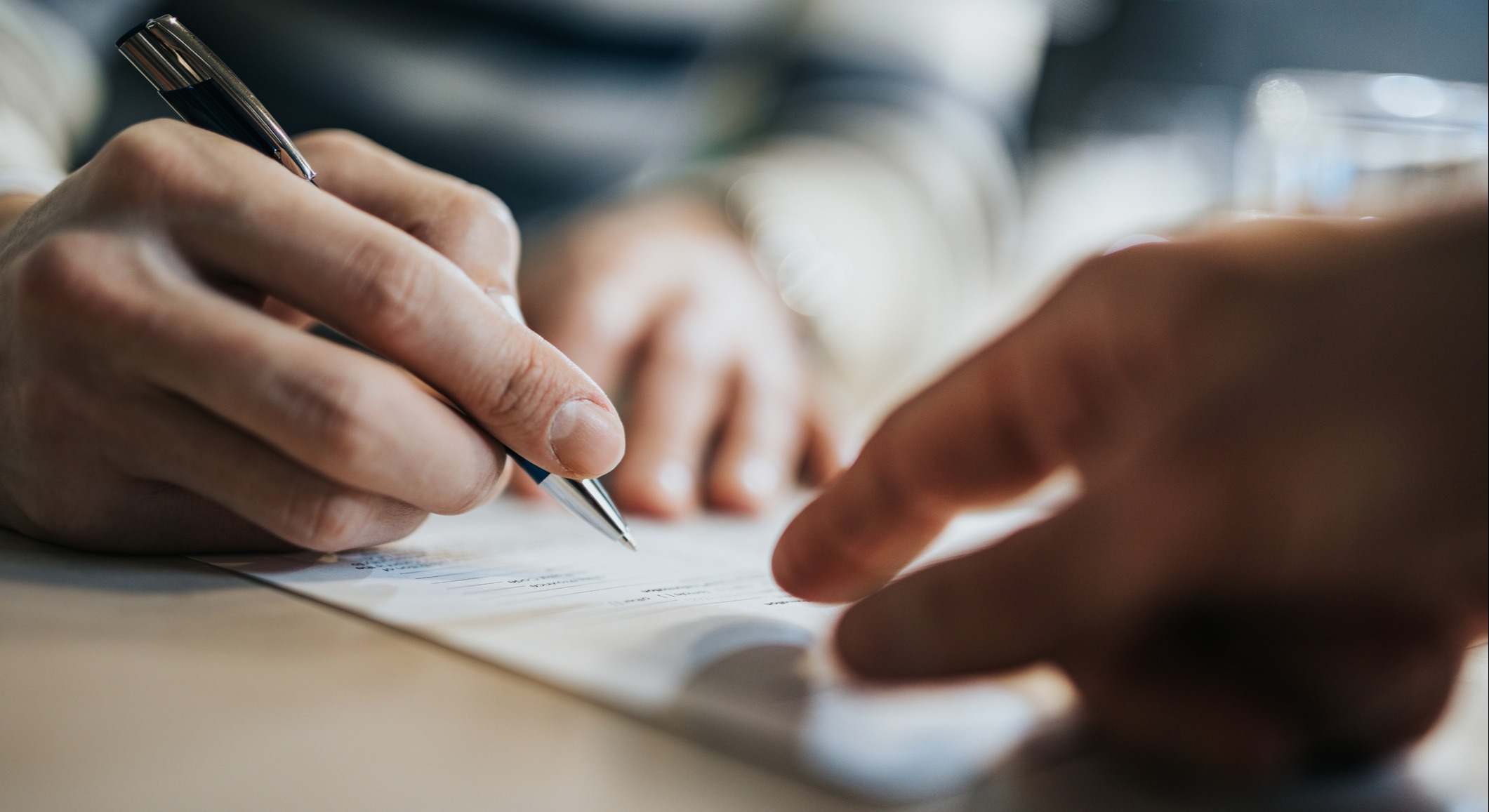 Persona firmando un documento. Foto: iStock
