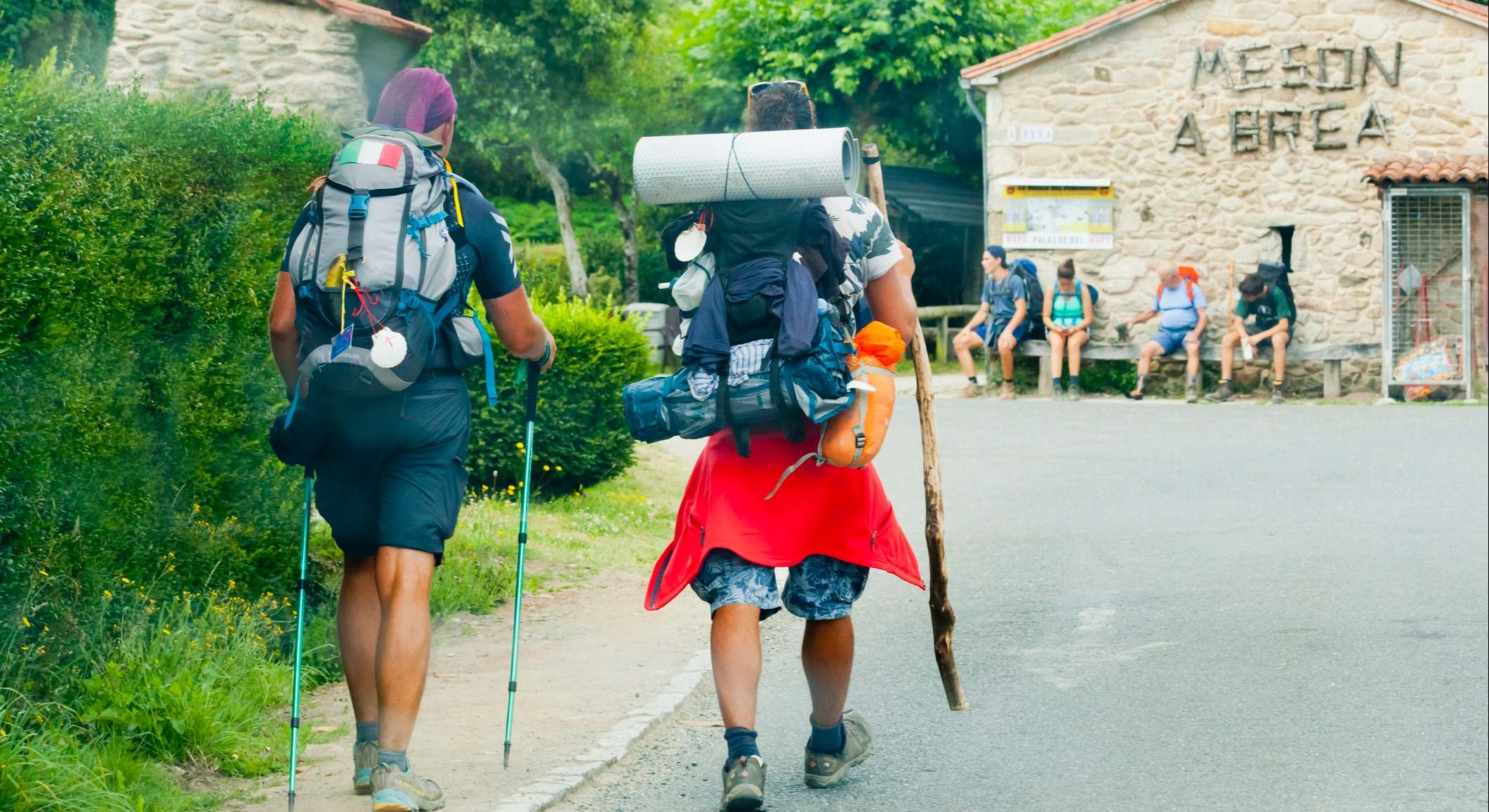 'Camino de Santiago', Galicia, España, vista trasera de dos peregrinos de senderismo con mochila.