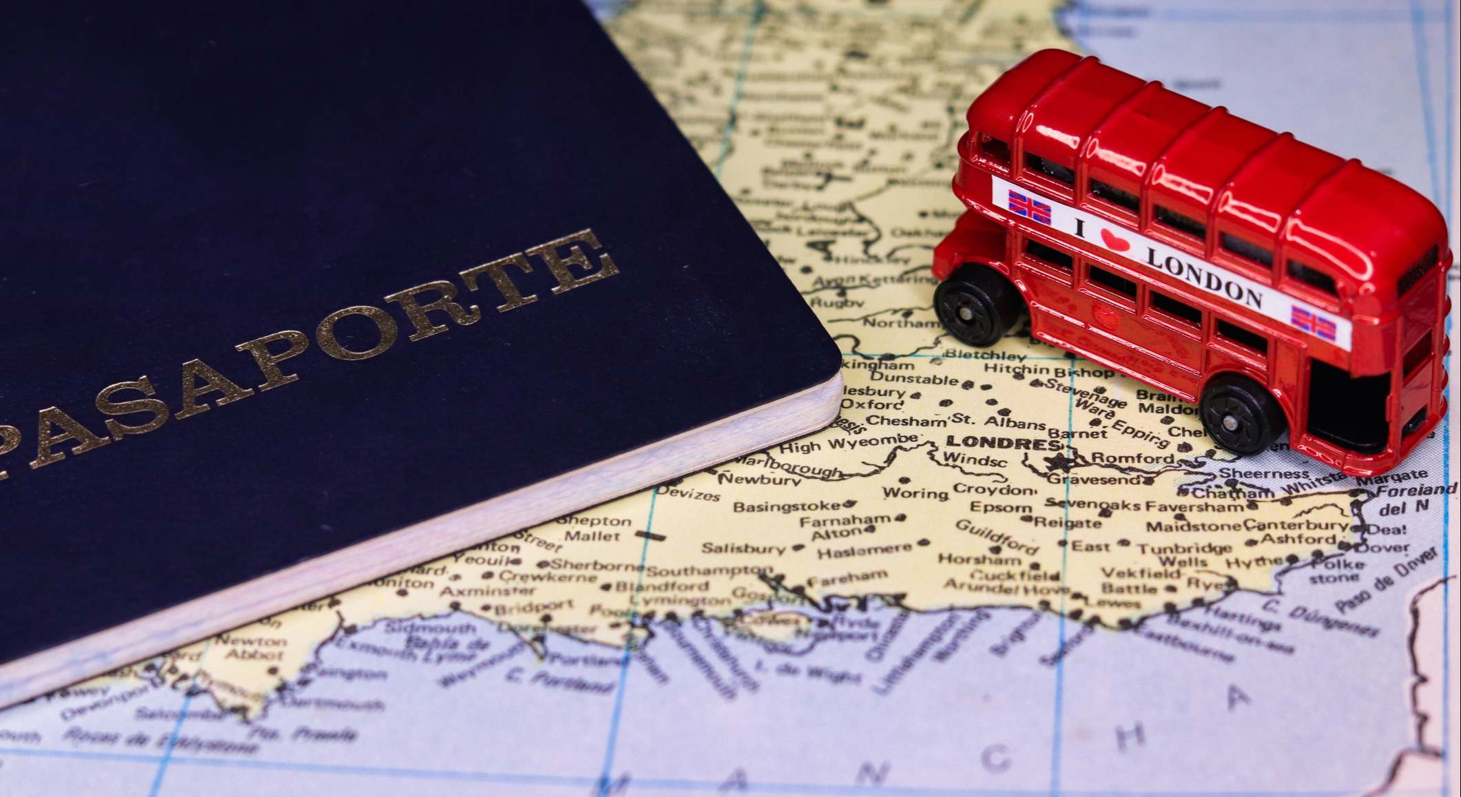 Pasaporte para viajar al Reino Unido en un mapa y autobús de Londres