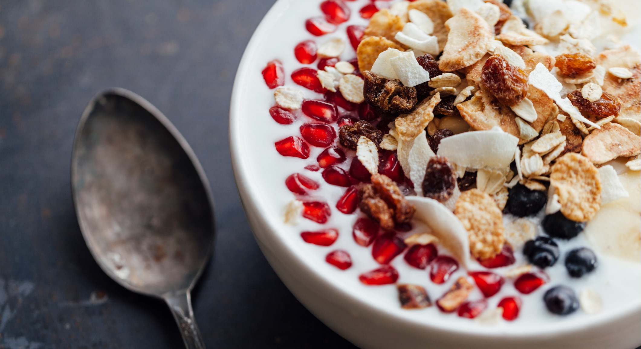 Cuenco de skyr y avena sobre una mesa