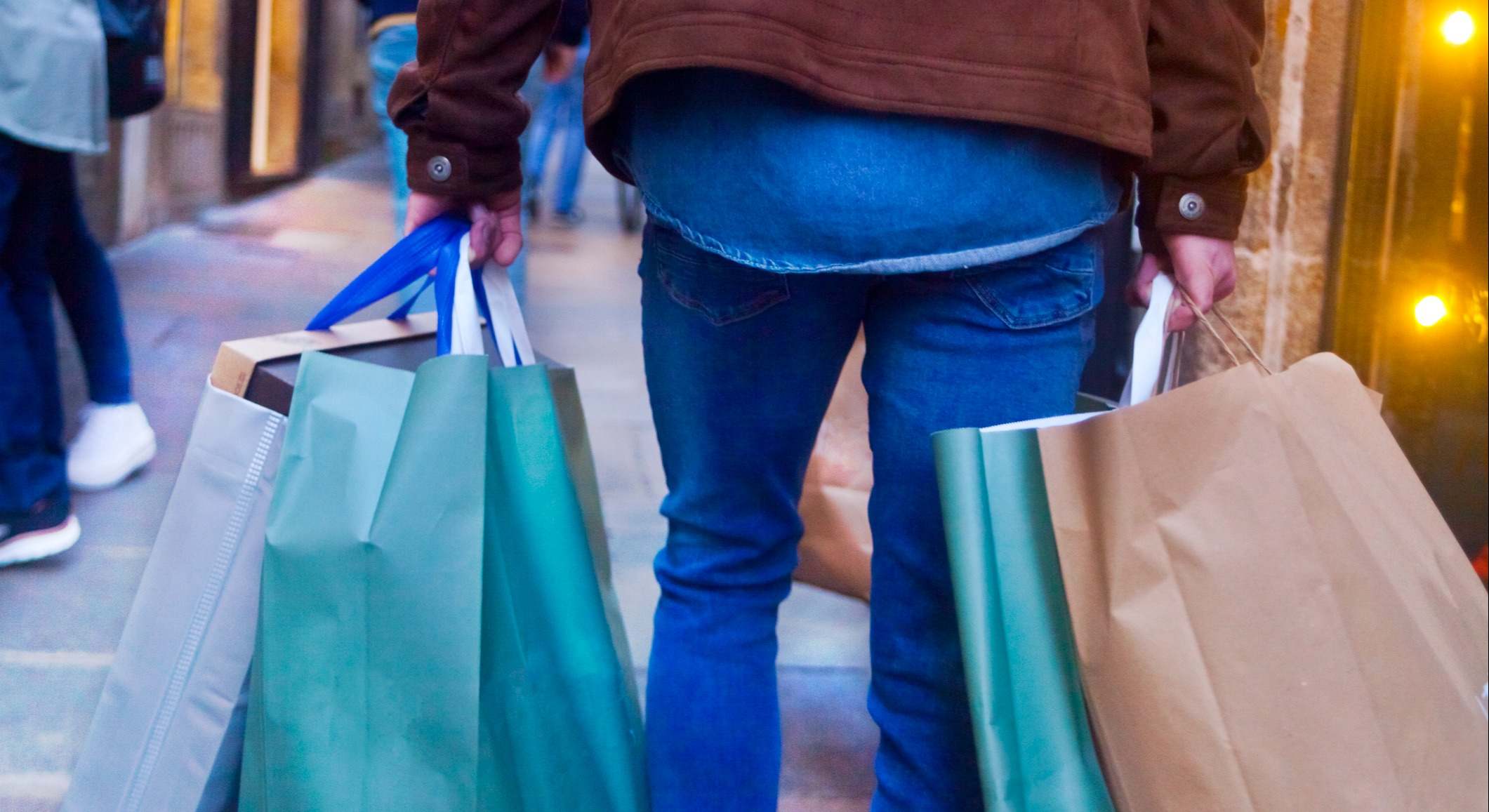 Hombre con bolsas de la compra. Foto: iStock