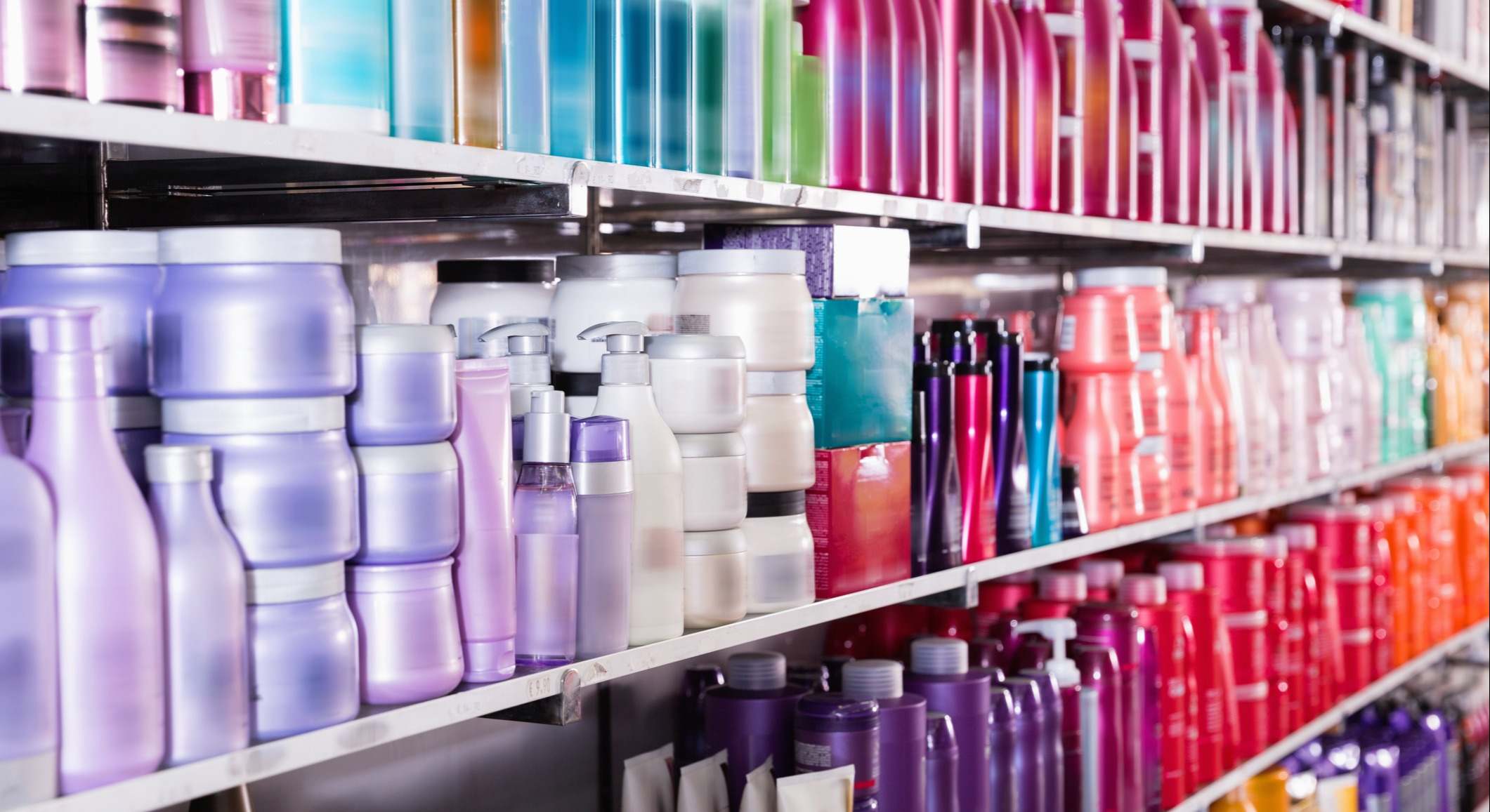 Imagen de estantes con acondicionadores y mousses para el cabello en la tienda.