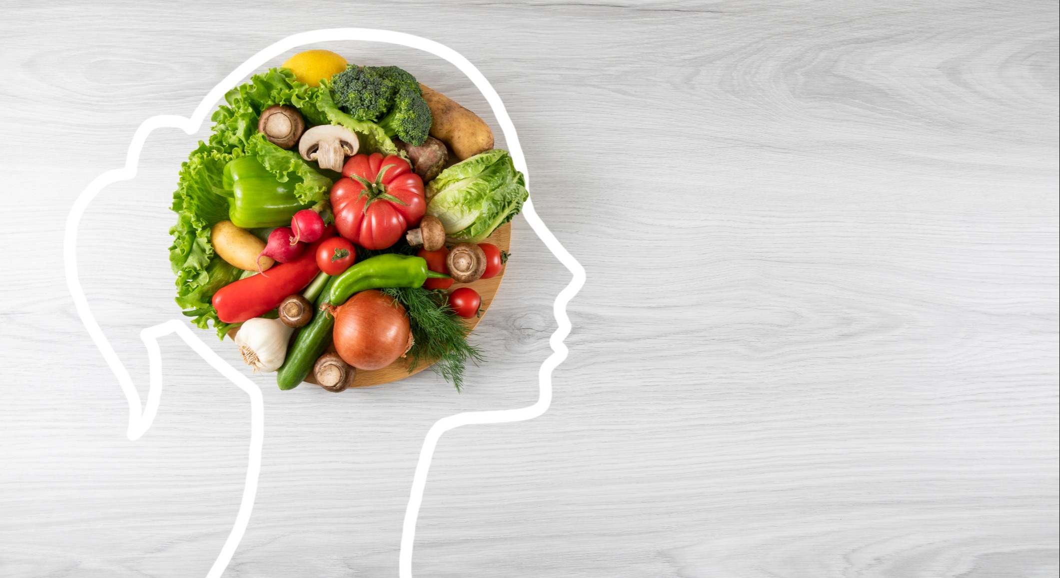 Alimentos simulando formar el cerebro de una persona