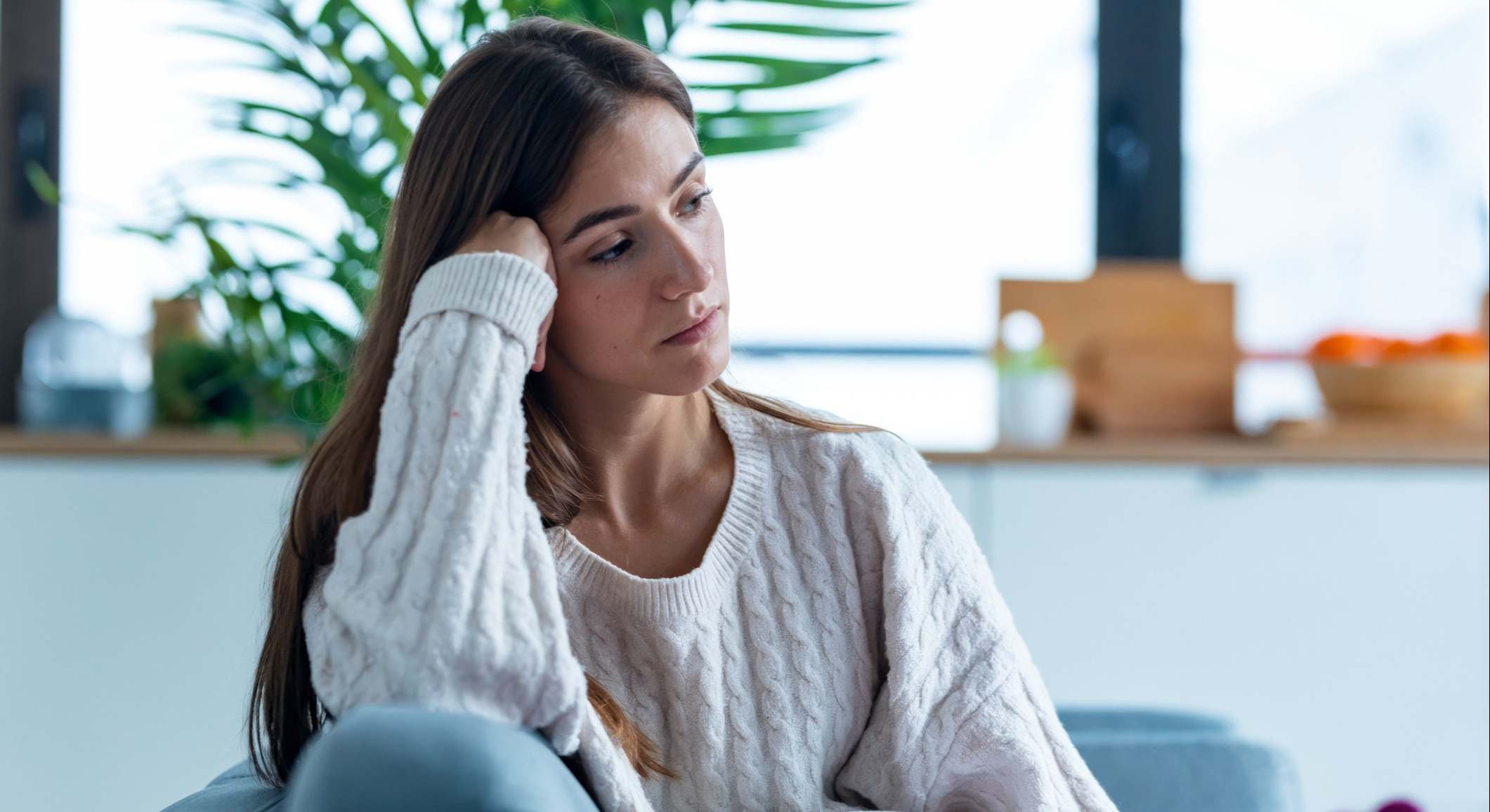 Una mujer se muestra cansada e irritable. / Foto: iStock