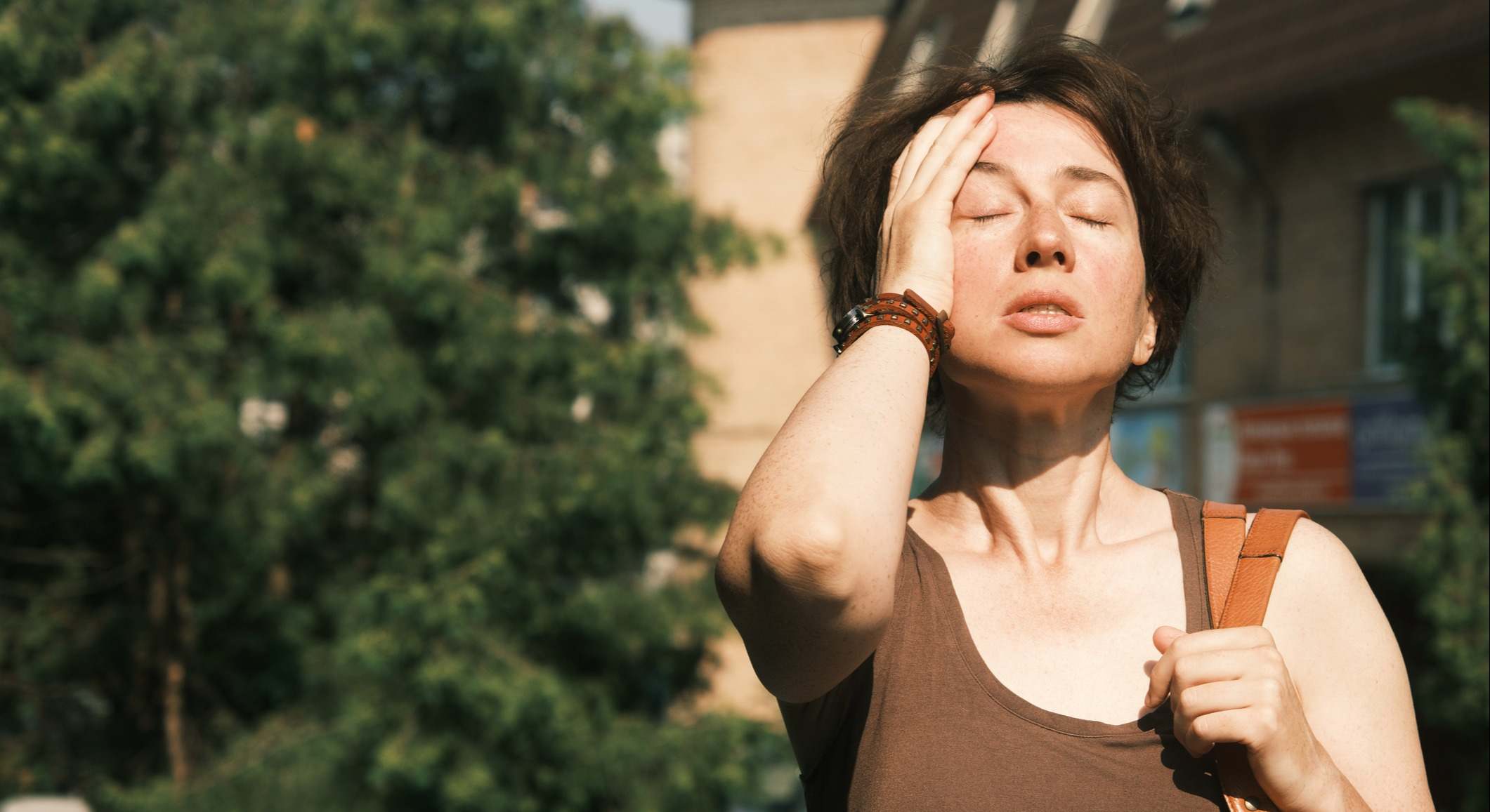 Mujer que sufre una ola de calor