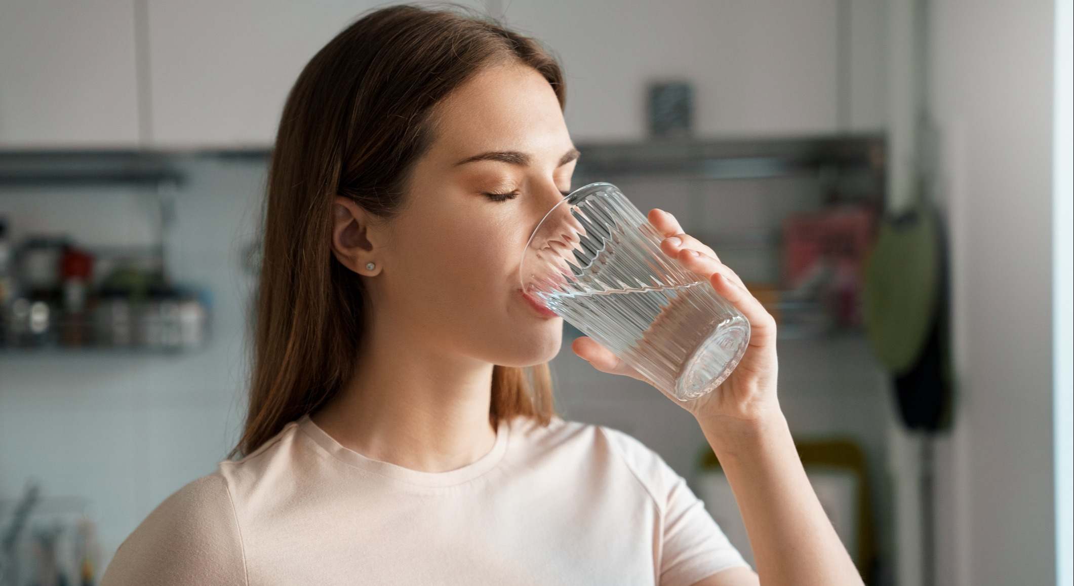 Mujer bebiendo un vaso de agua