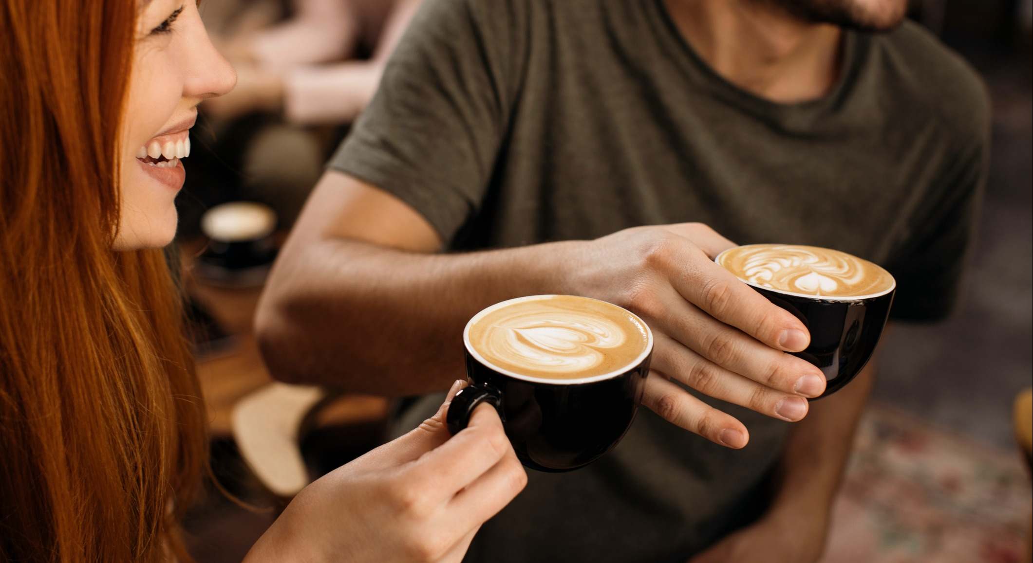 Hombre y mujer disfrutando de una taza de café