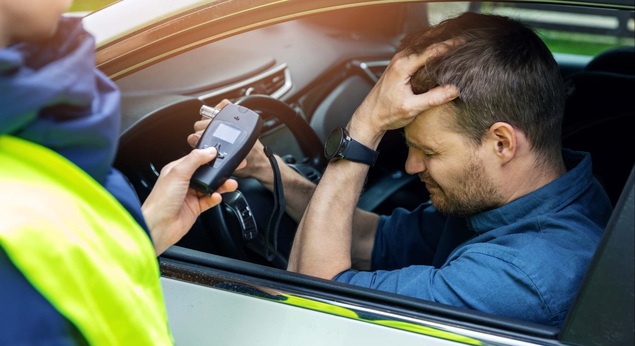 conductor realiza prueba de alcoholemia