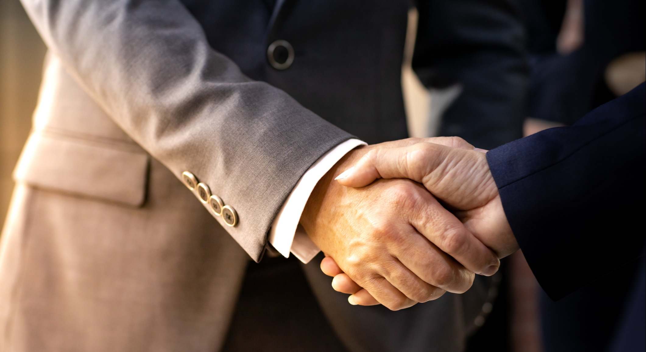 Dos hombres dándose la mano