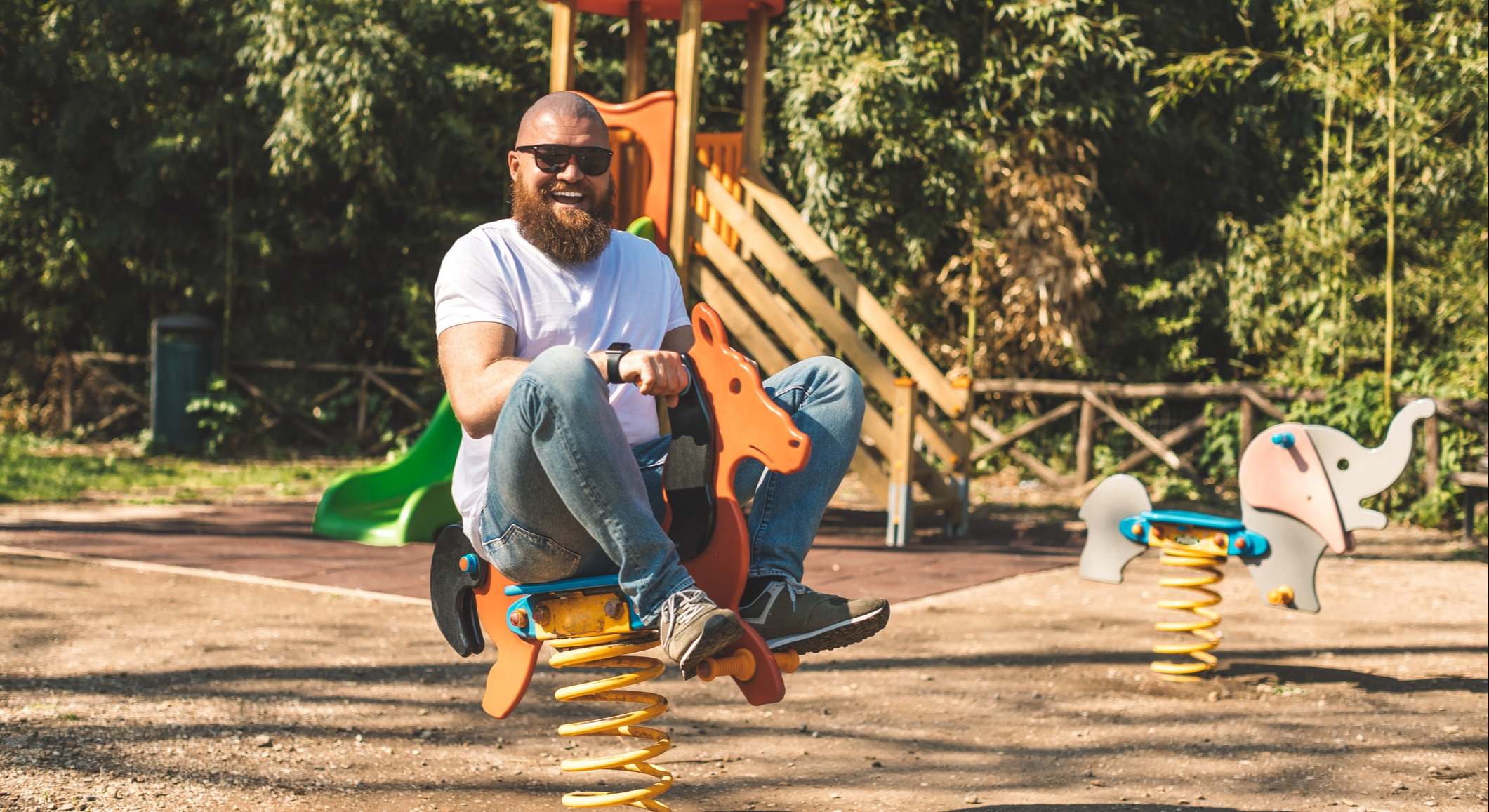 Hombre adulto jugando en un parque infantil